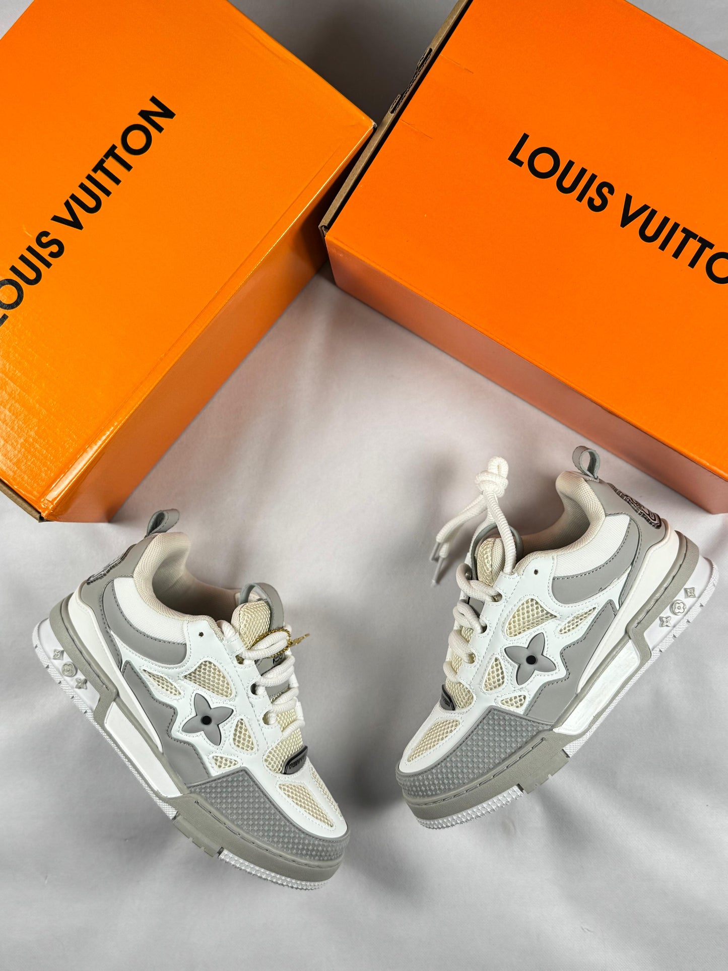 LV skate blancas y grises