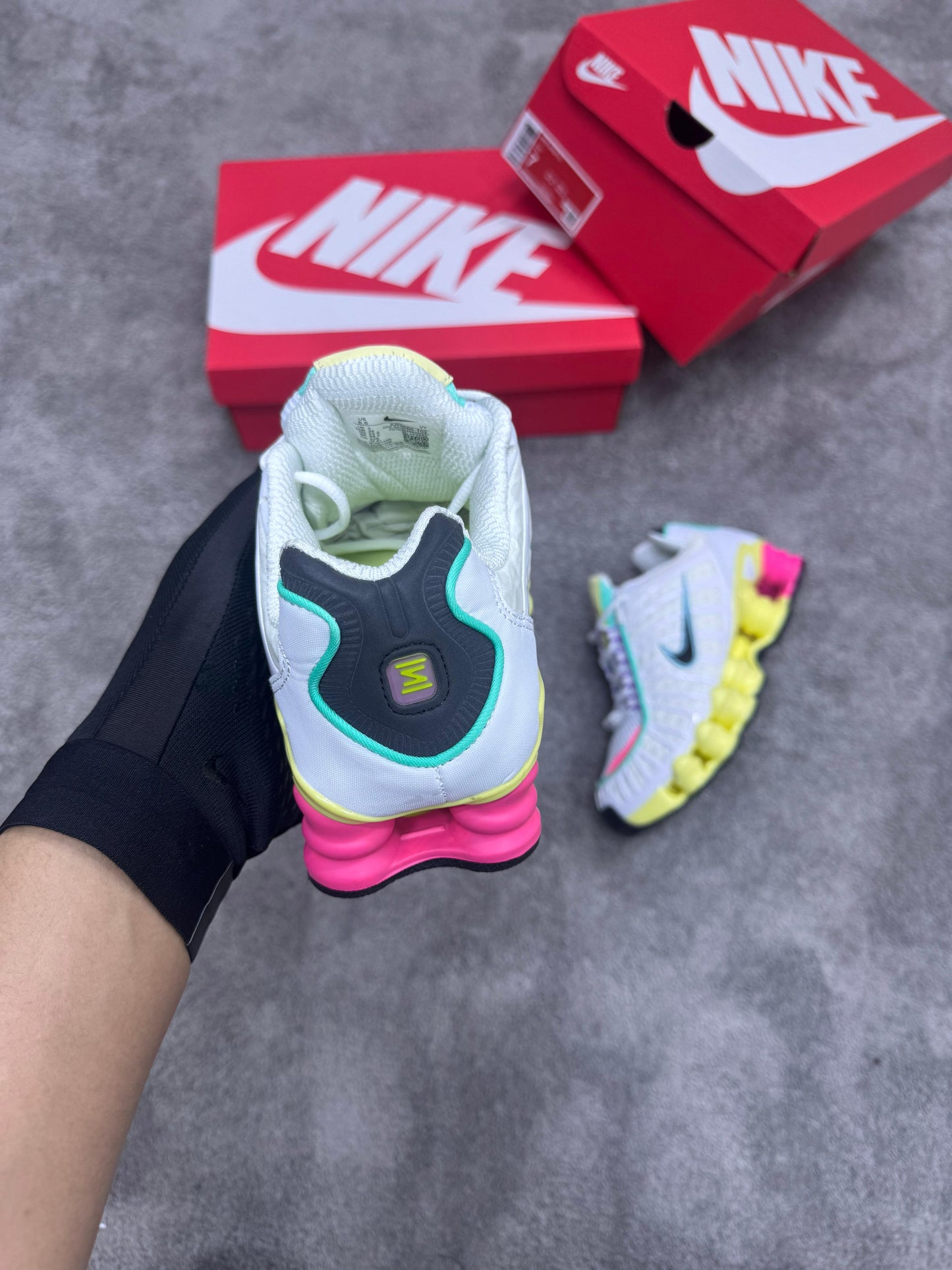 Shox blancas logo negro contorno azul detalles amarillos y rosas