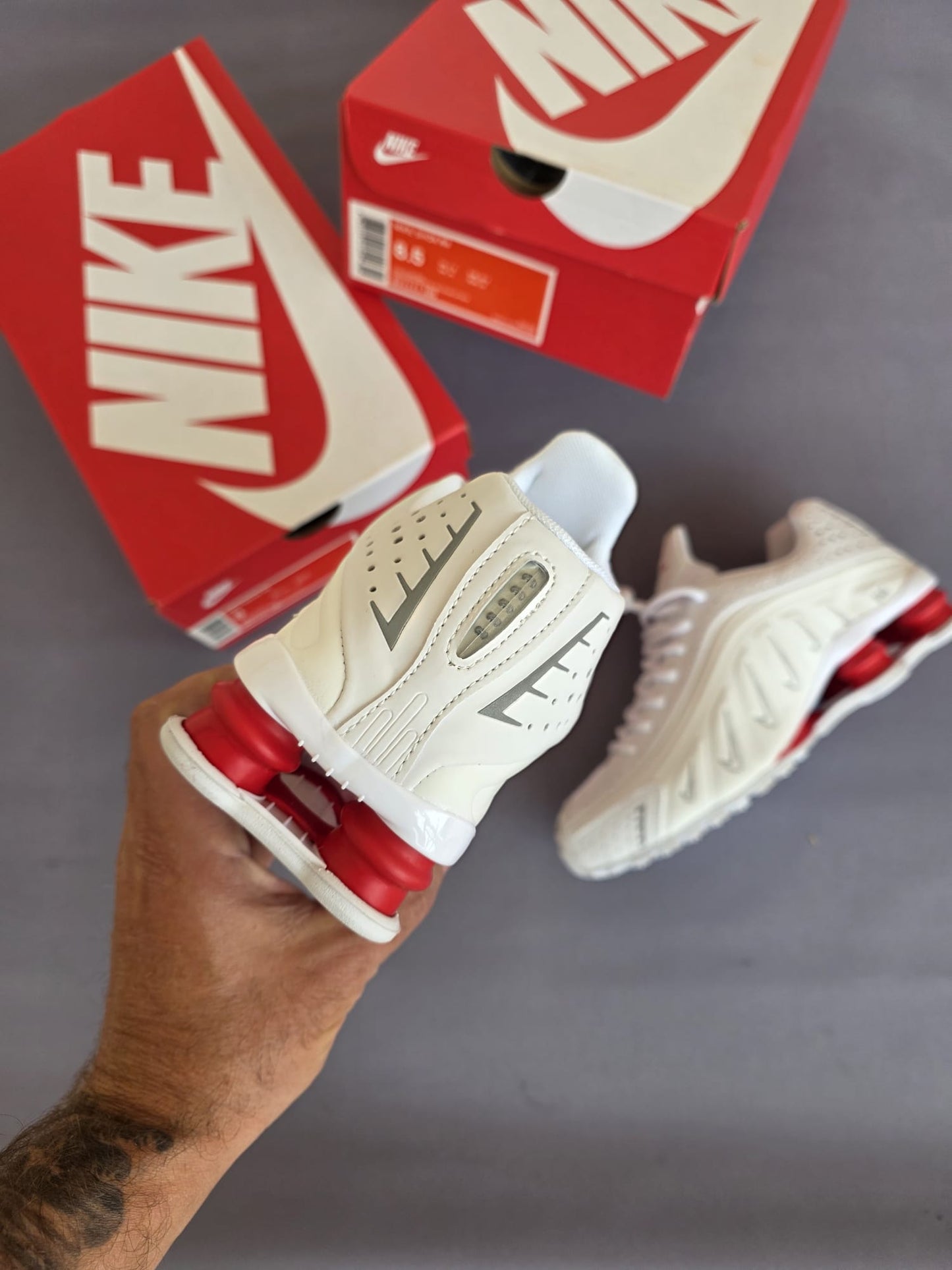 Shox r4 blancas logo rojo detalles grises