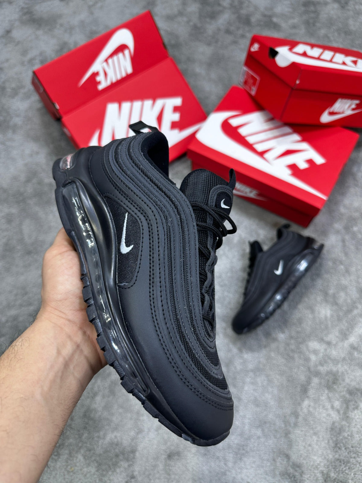 Air Max 97 negras logo blanco