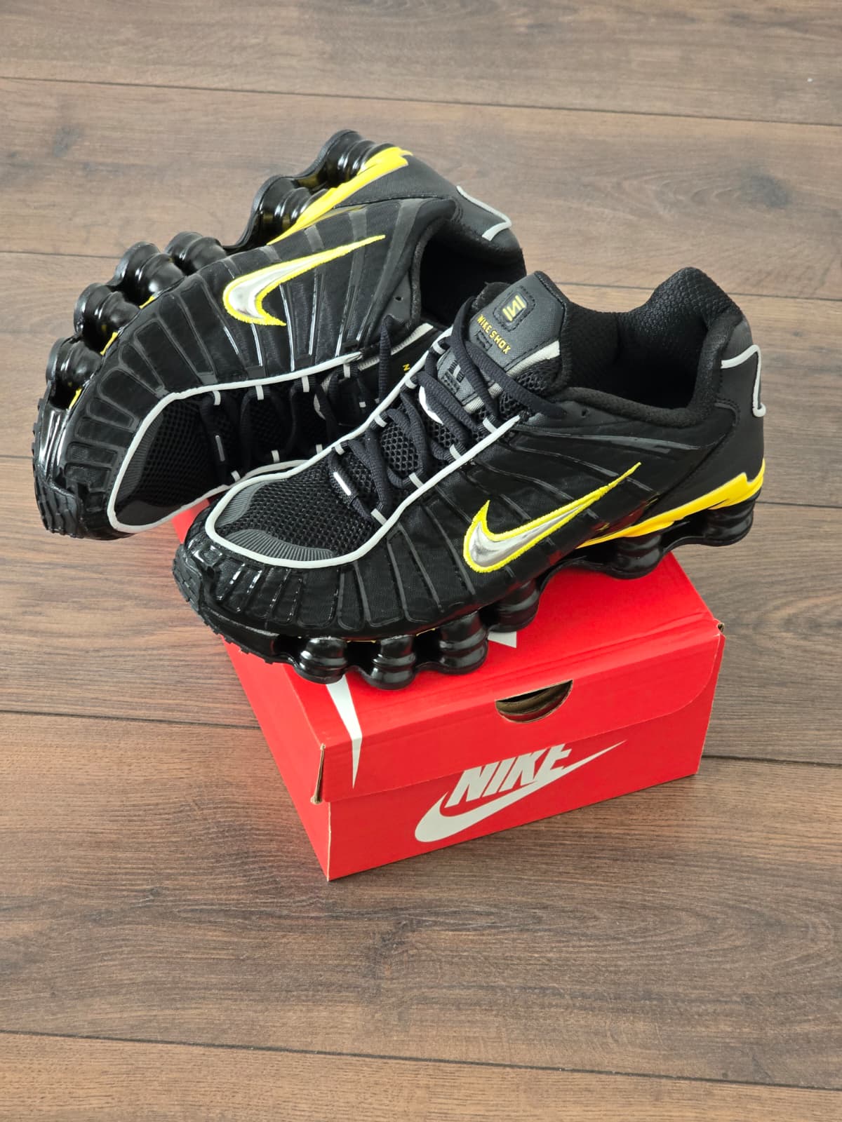 Shox negra logo amarillo