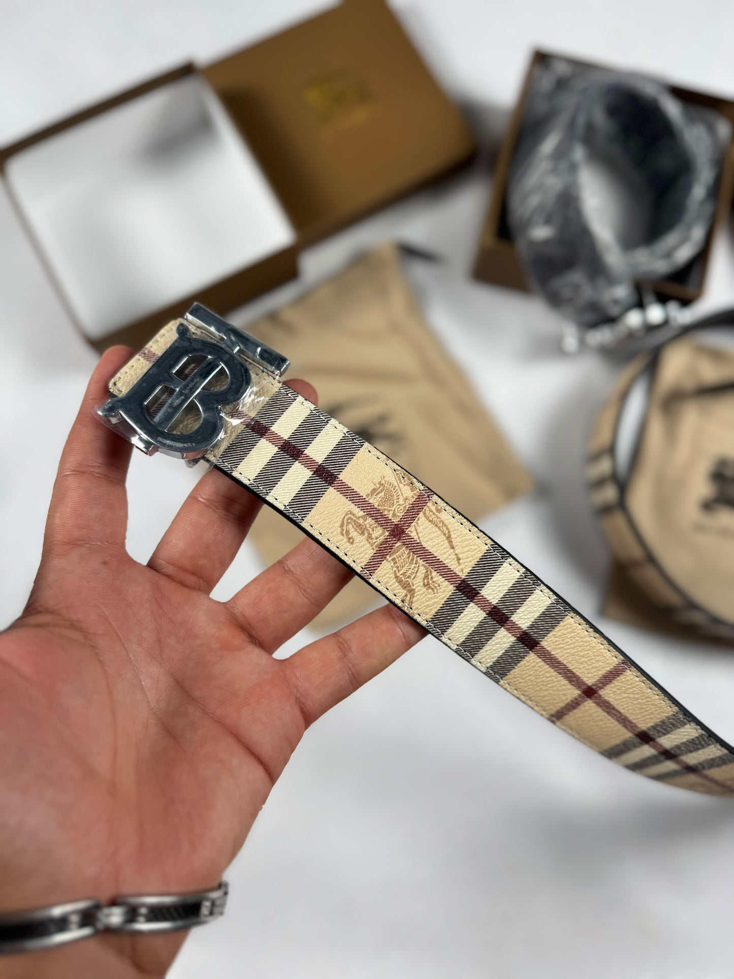 Cinturon Burberry crema logo plateado