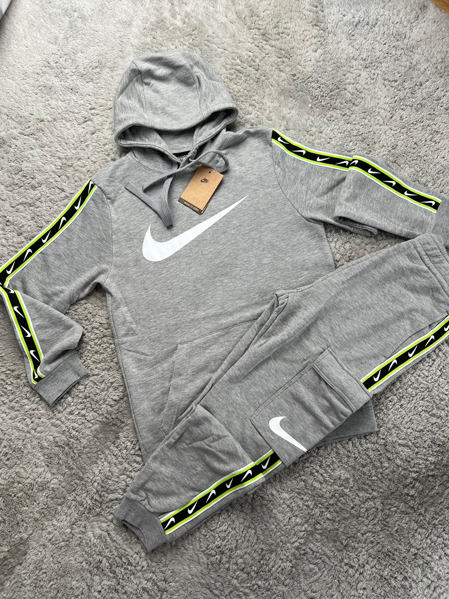 Chandal nike gris logo blanco detalles negros y fluor