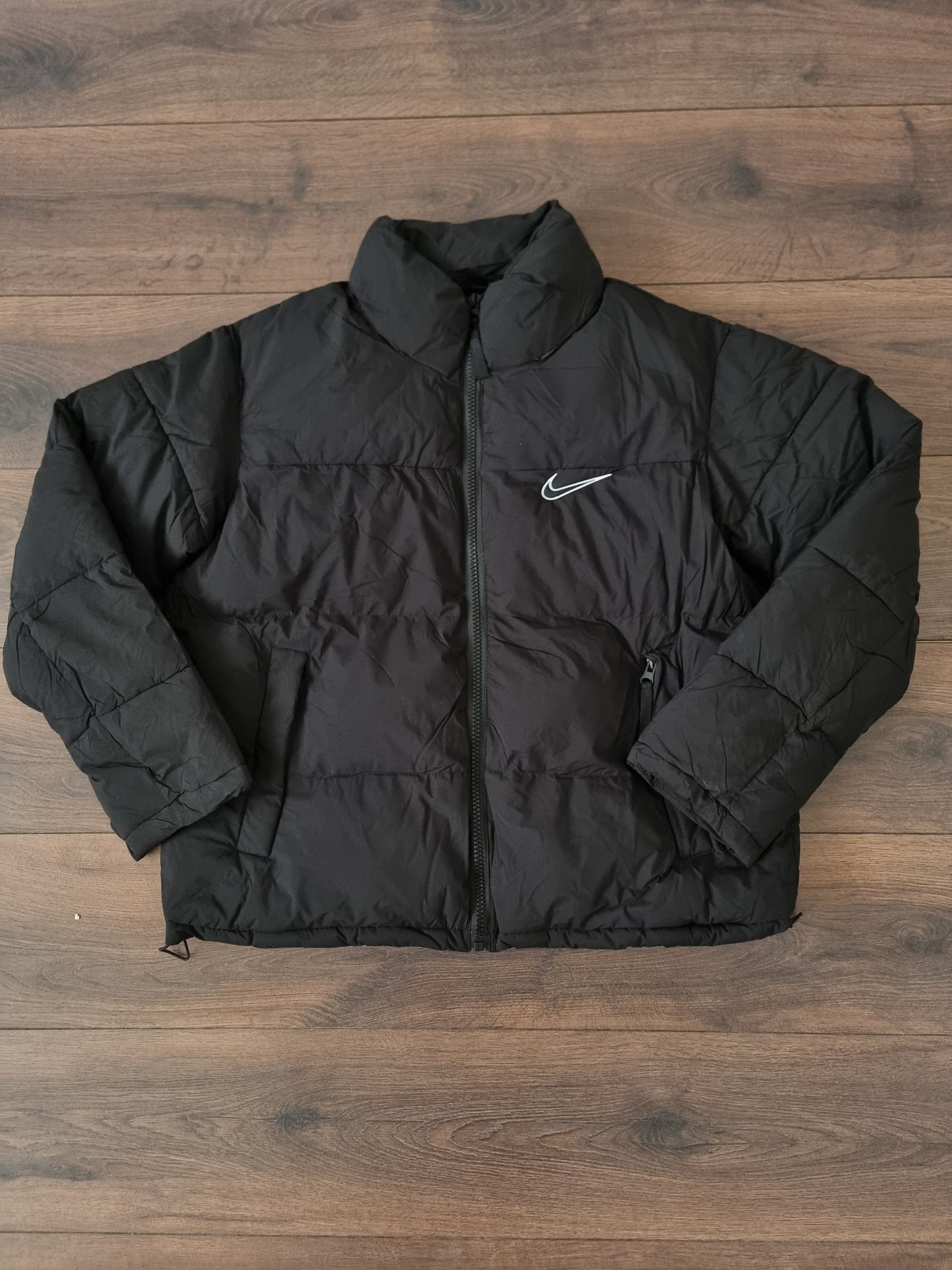 Abrigo negro nike logo blanco
