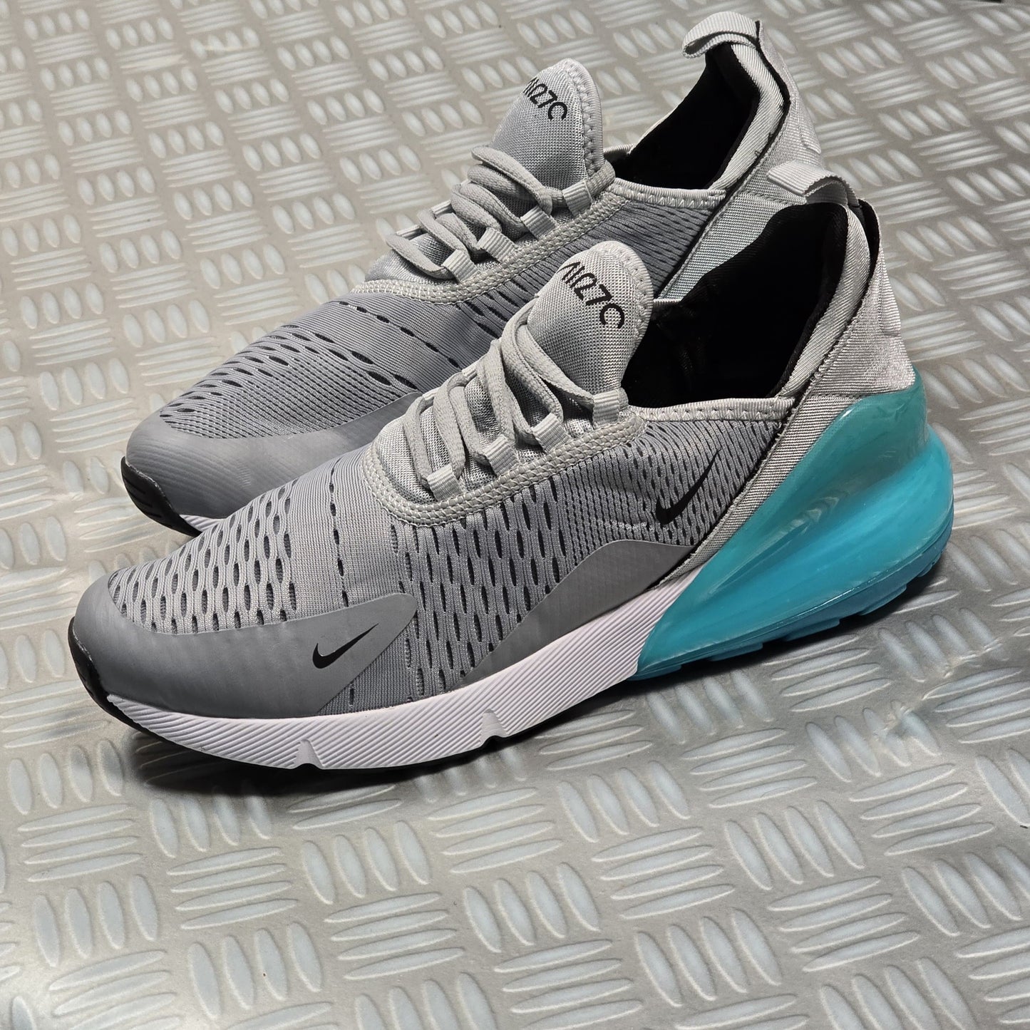 Air max 270 gris suela azul