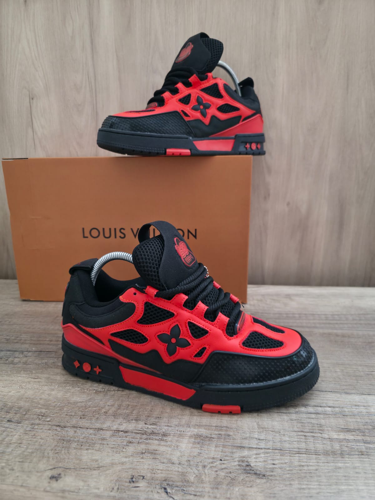 Lv skate negra con rojo