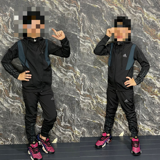 Chandal Adidas negro logo gris detalles azules niños