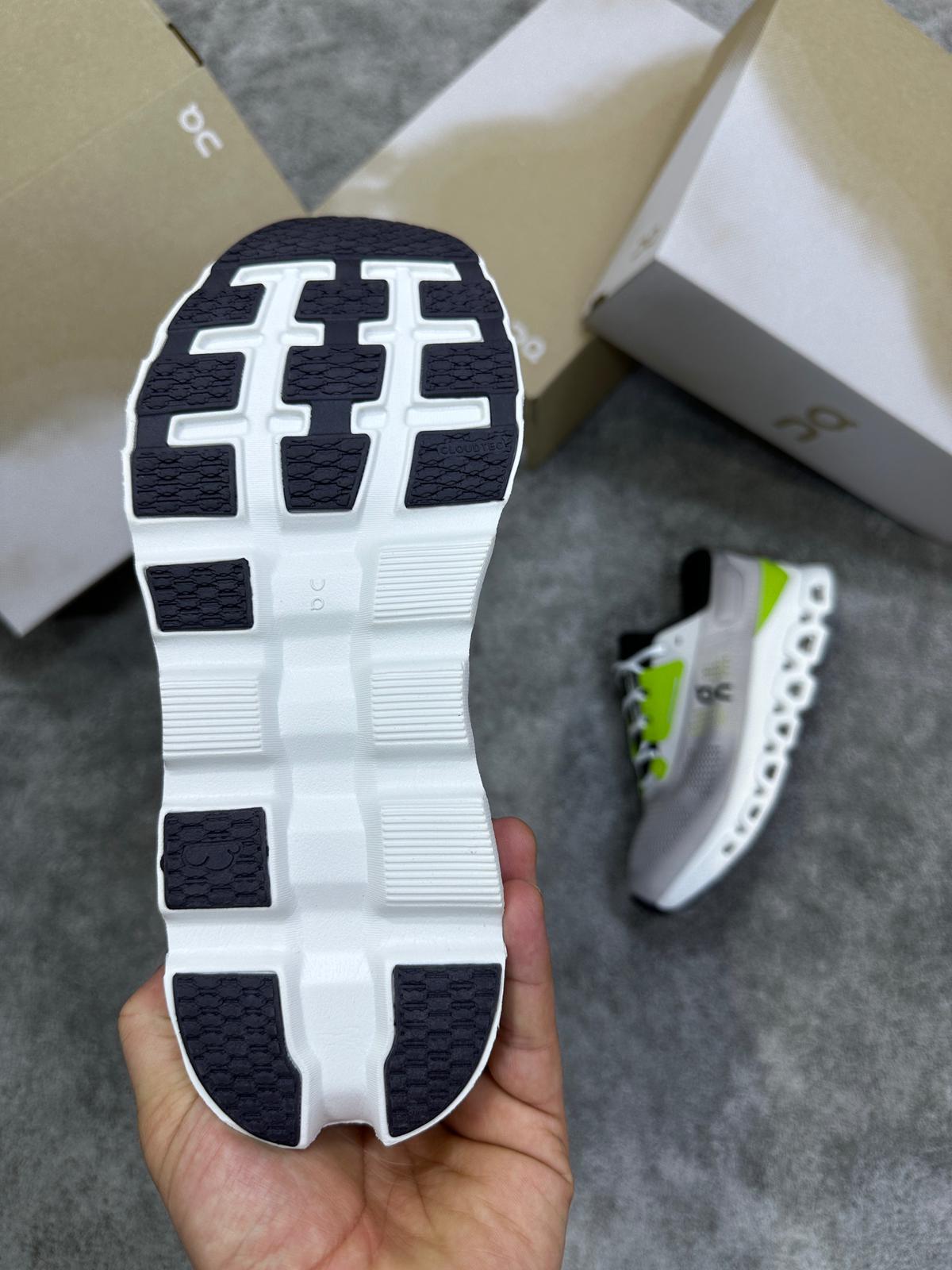 On Cloudmonster grises logo negro detalles verdes