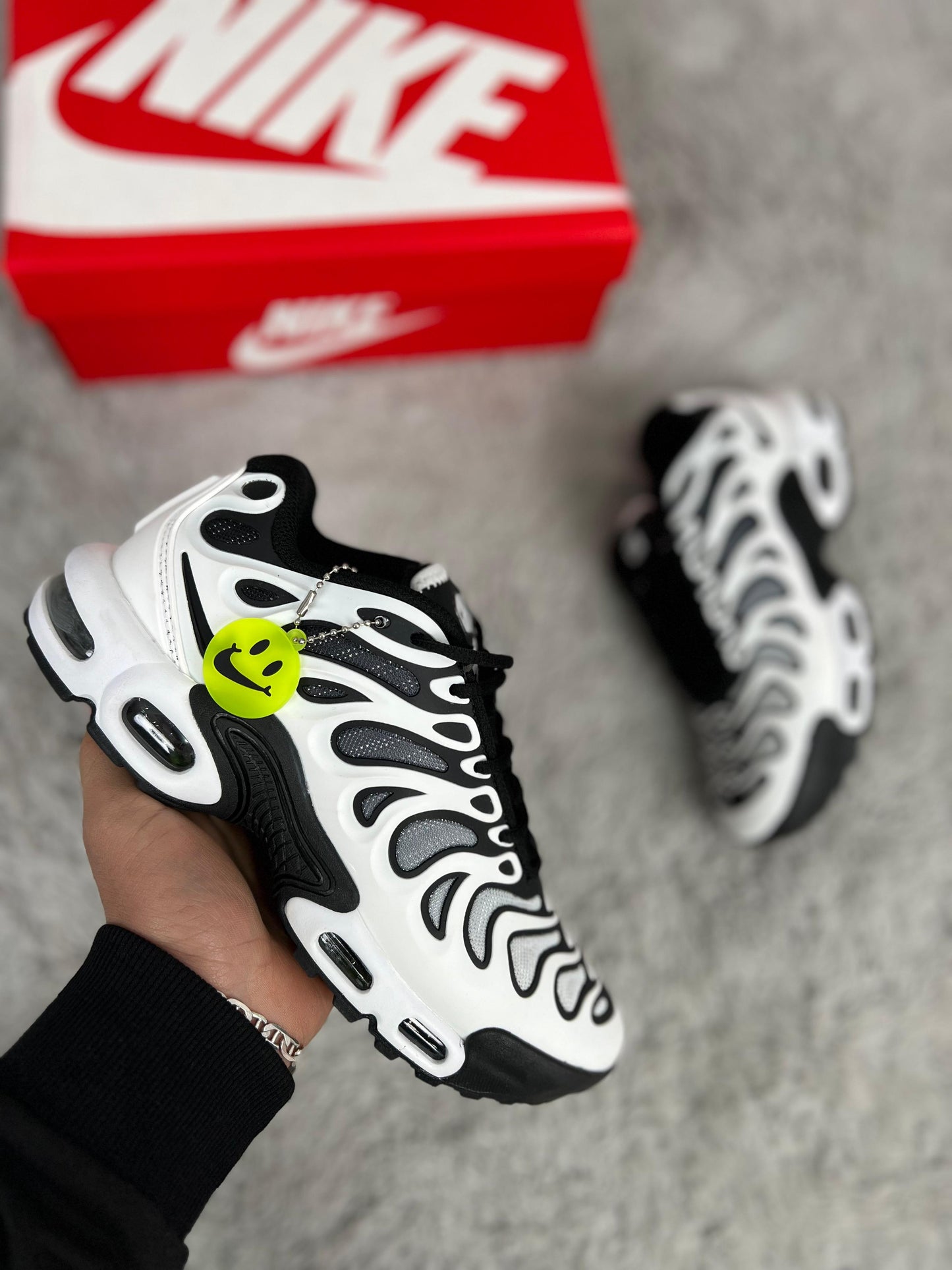 Nike Air Max Plus blancas detalles negros