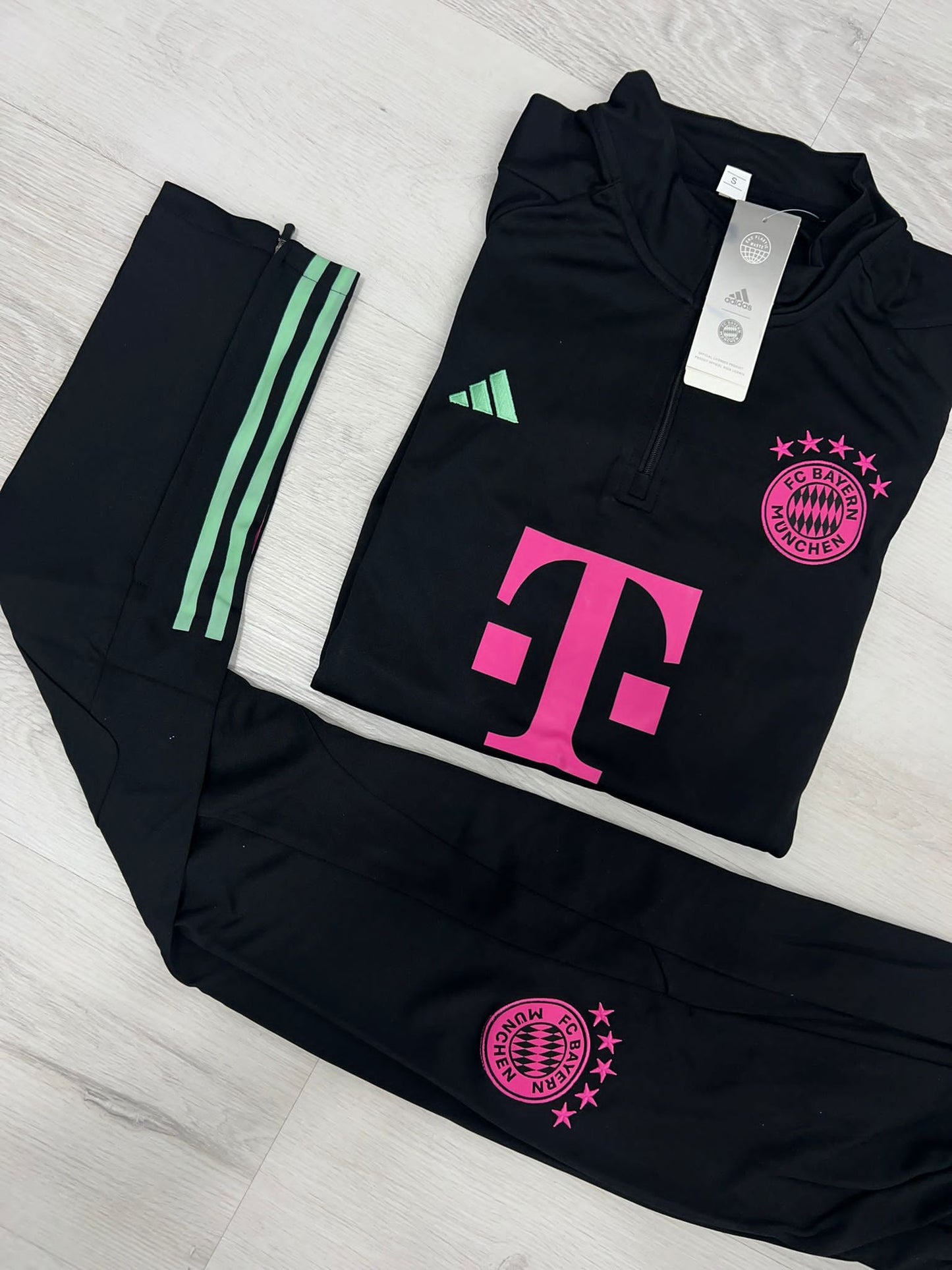 Chandal Bayern Munich negro logo rosa