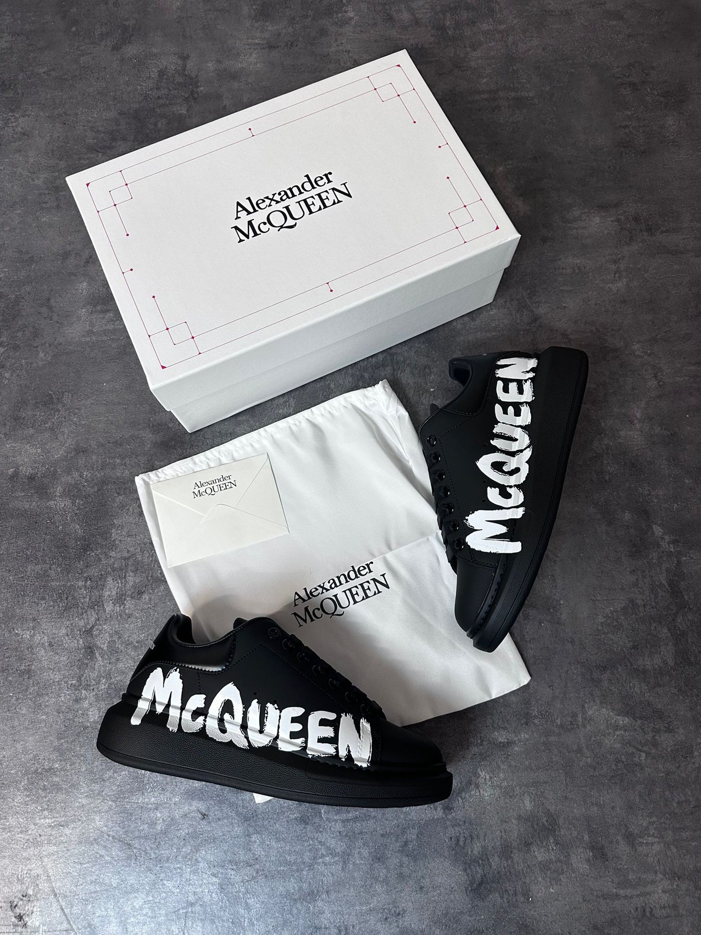 Alexander Mcqueen negras logo blanco en grande