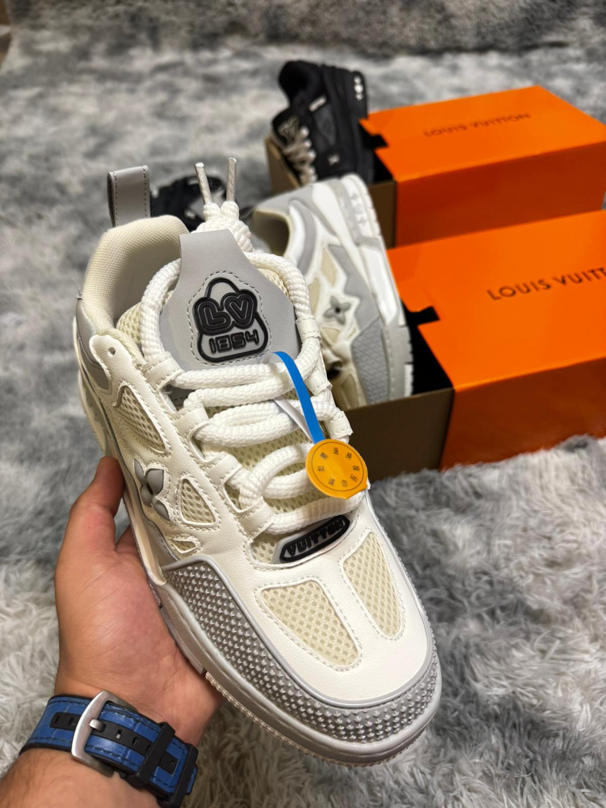 LV skate blancas y grises