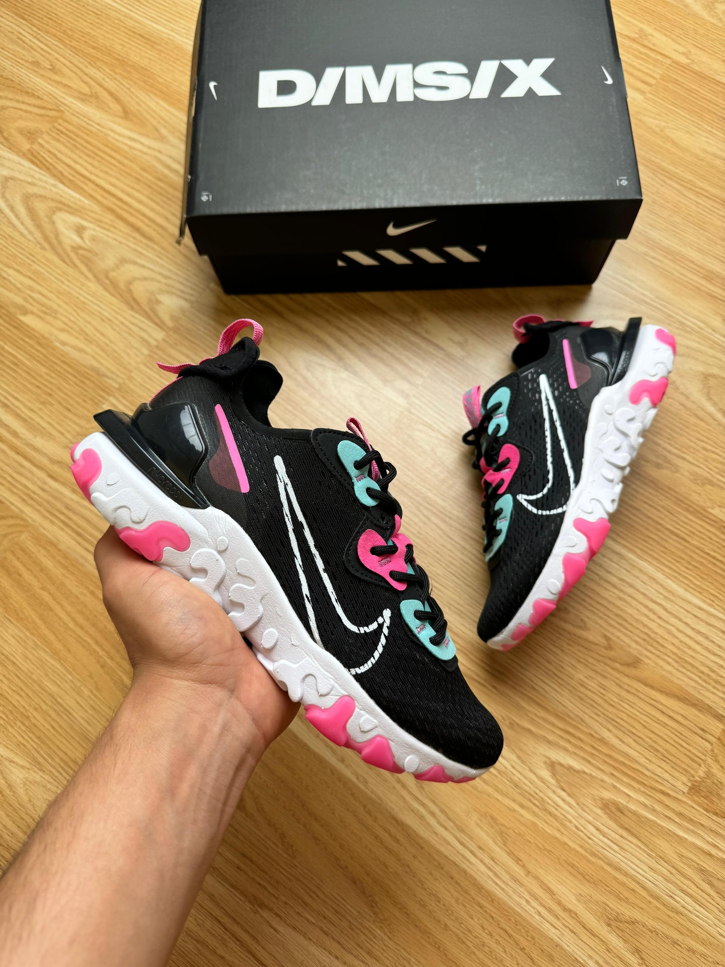 Nike react vision negra logo blanco detalles rosas y azules