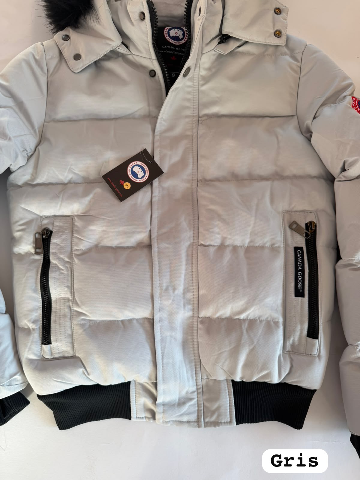CHAQUETA Canada Goose gris con pelo negro
