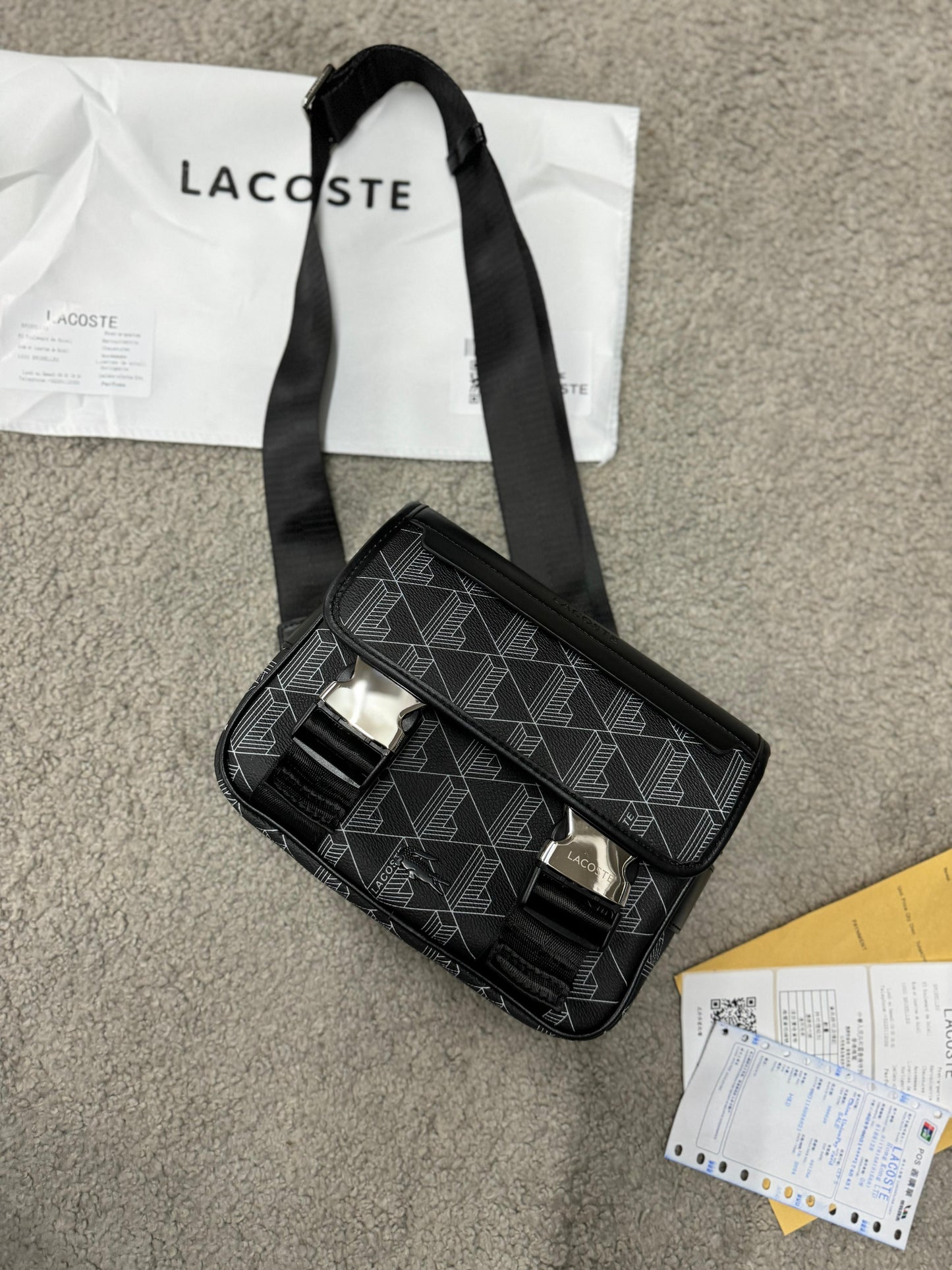 Bandolera lacoste negra detalles blancos