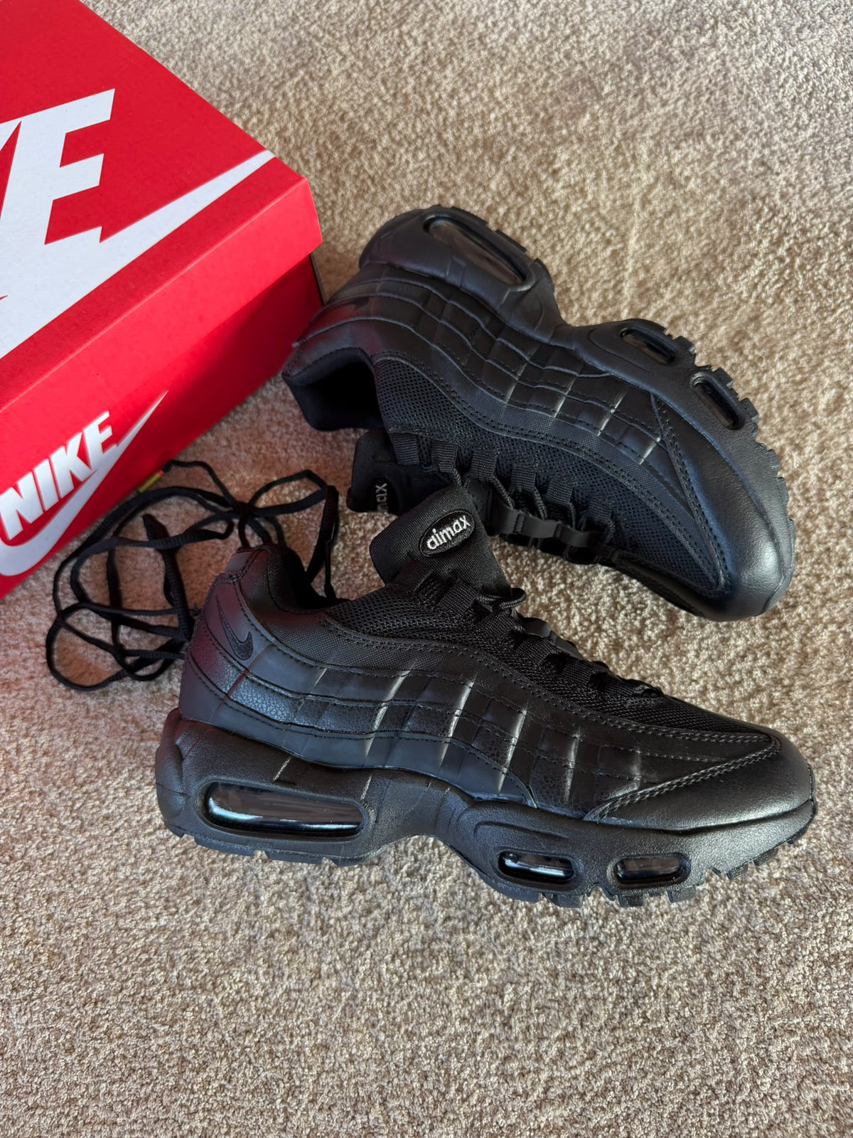 Air max 95 negras logo blanco