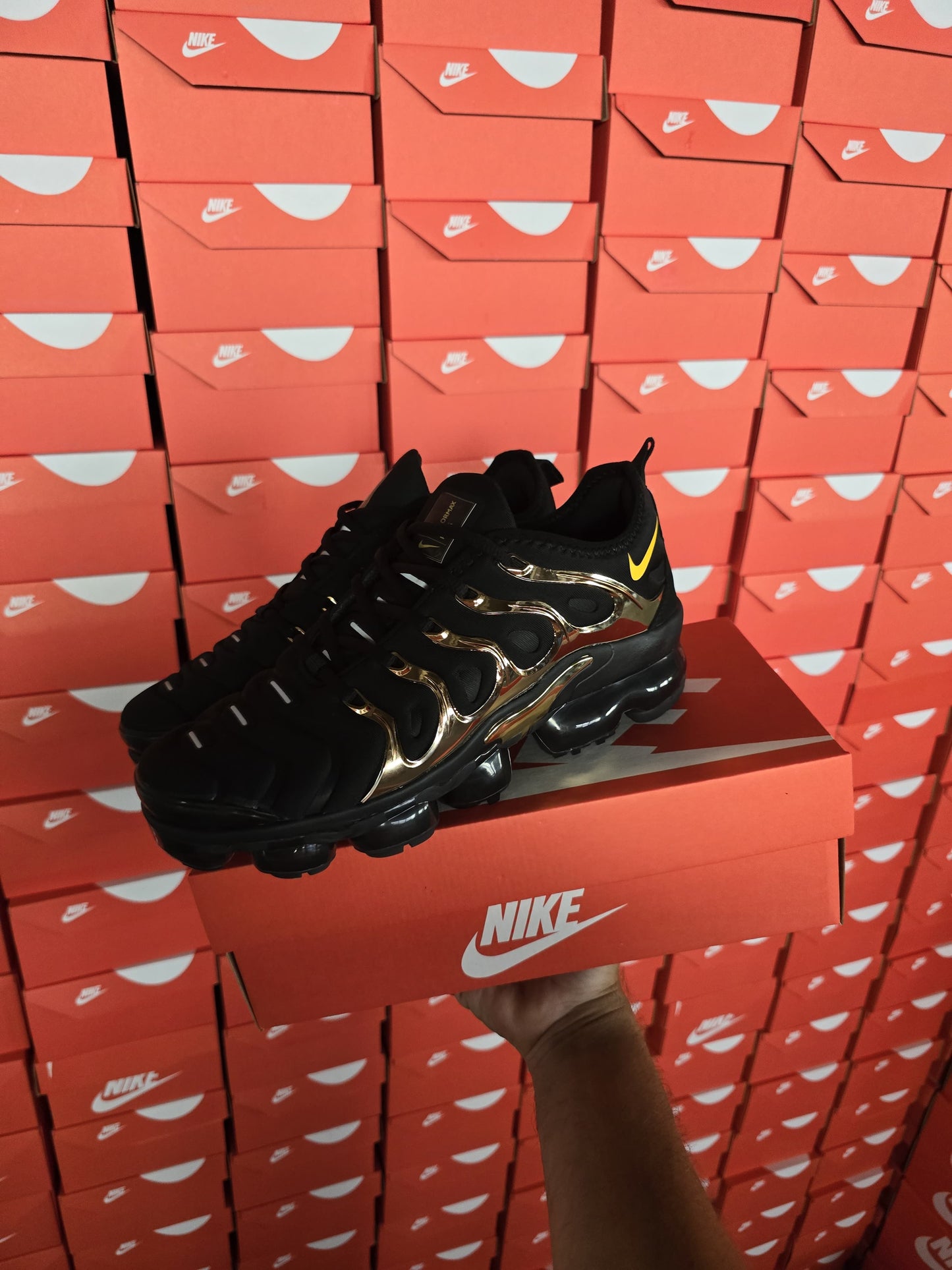 Vapormax plus negra laterales oro