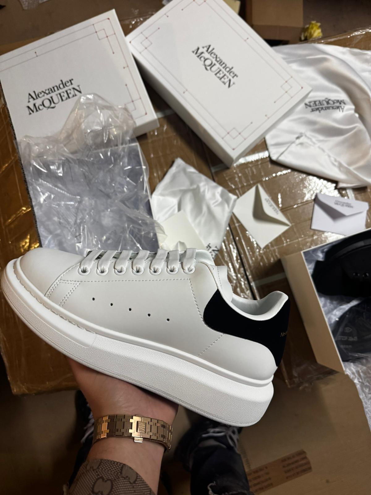 Alexander Mcqueen blancas detalles negros logo dorado