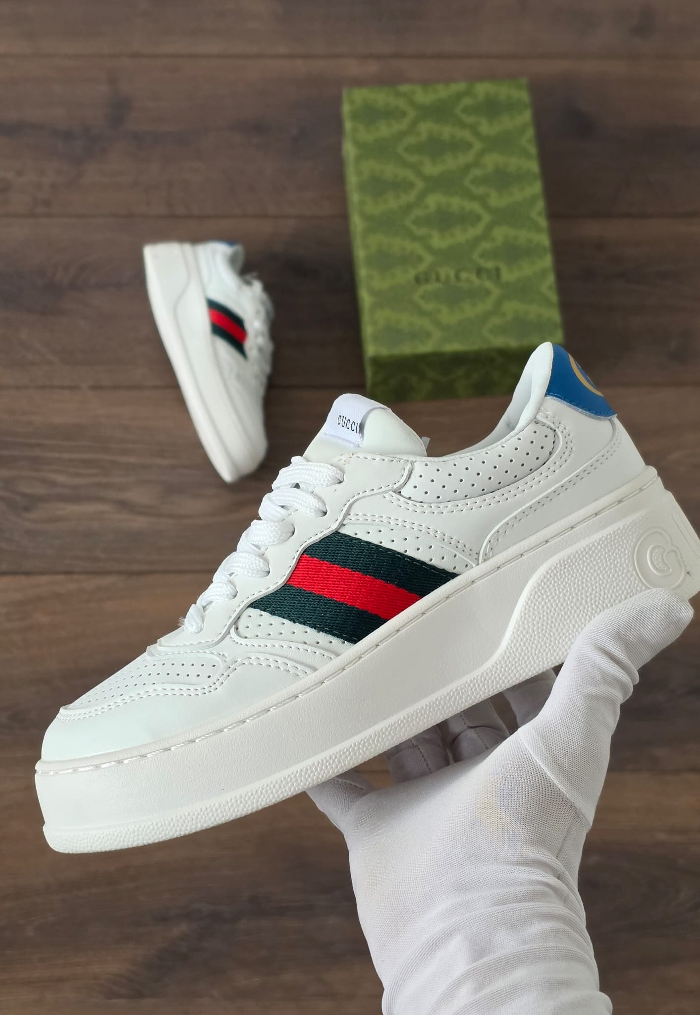 Gucci blanca bordada