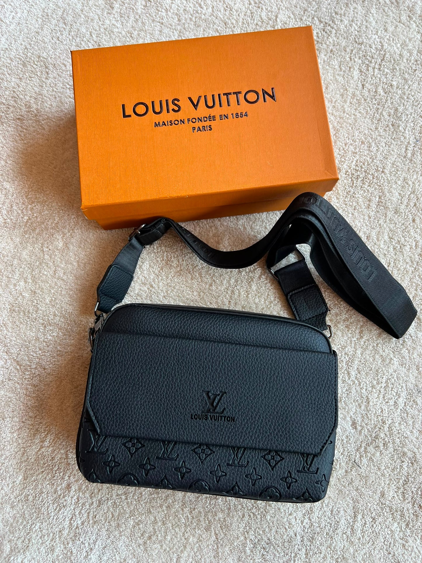 Bandolera Hombre LV logos negros