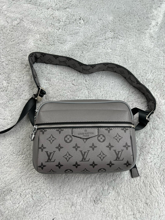 BANDOLERA LV grises logos negros