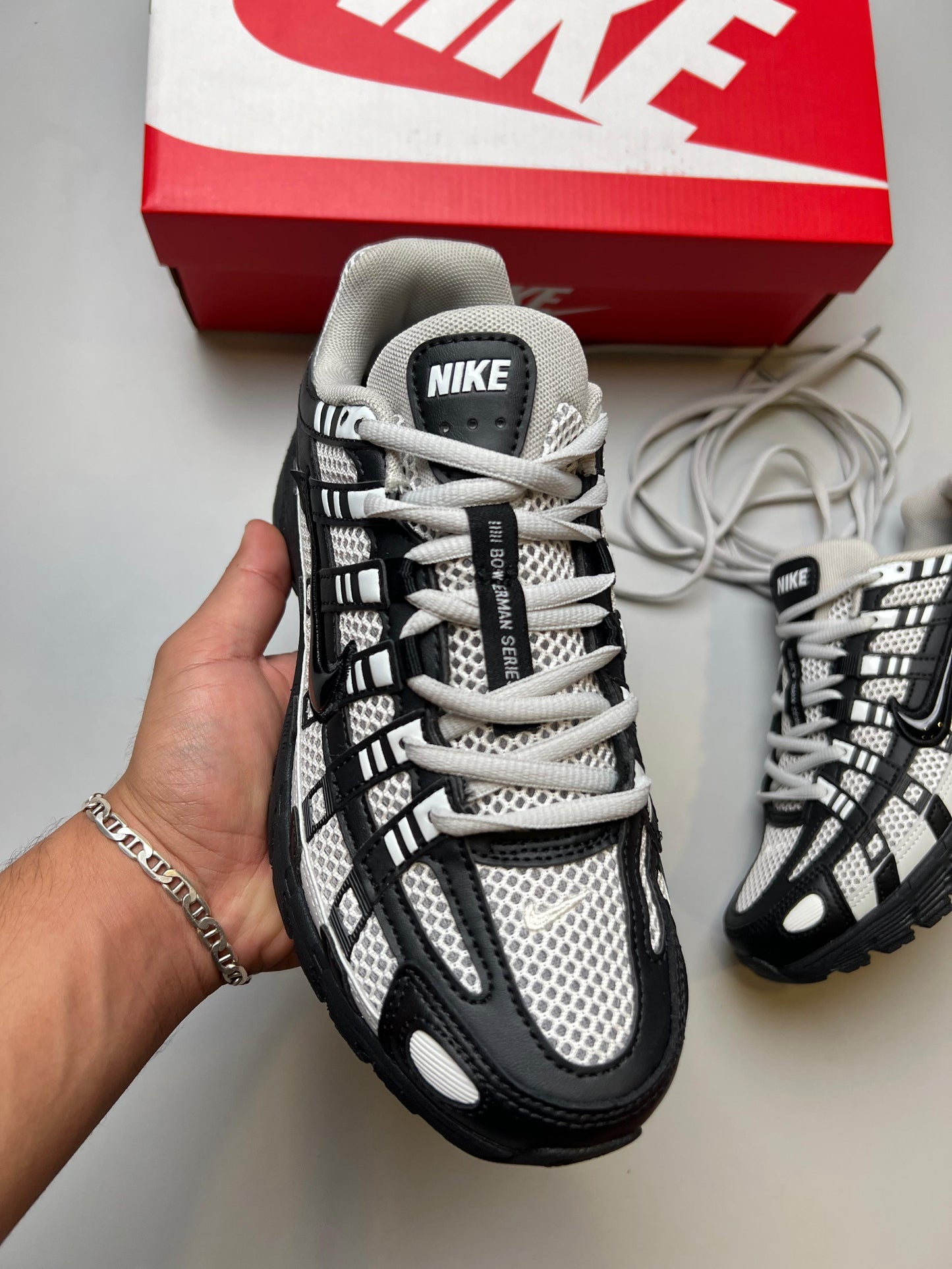 Nike P-6000 Blancas logo negro detalles negros