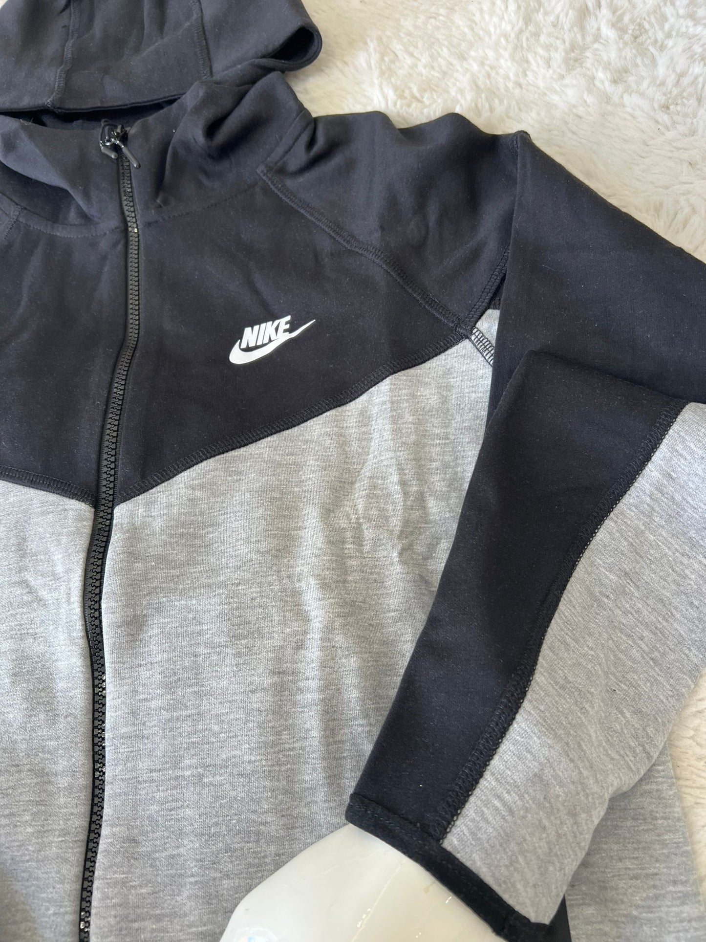 Nike tech negro y gris logo blanco