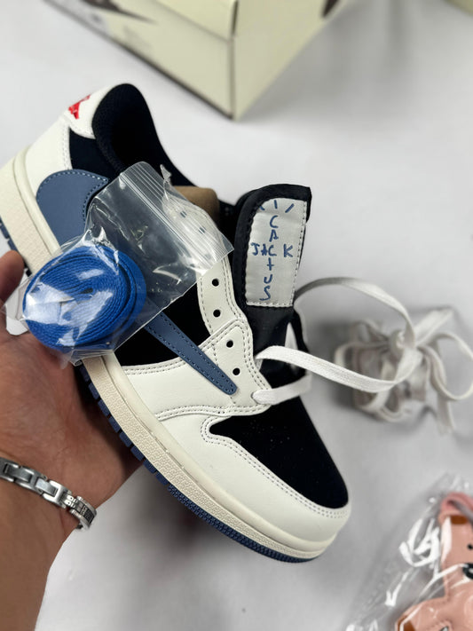 Air Jordan Low x Travis Scott blancas y negras logo azul
