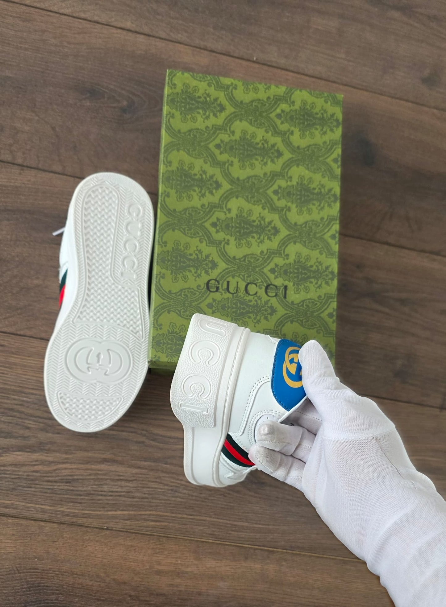Gucci blanca bordada