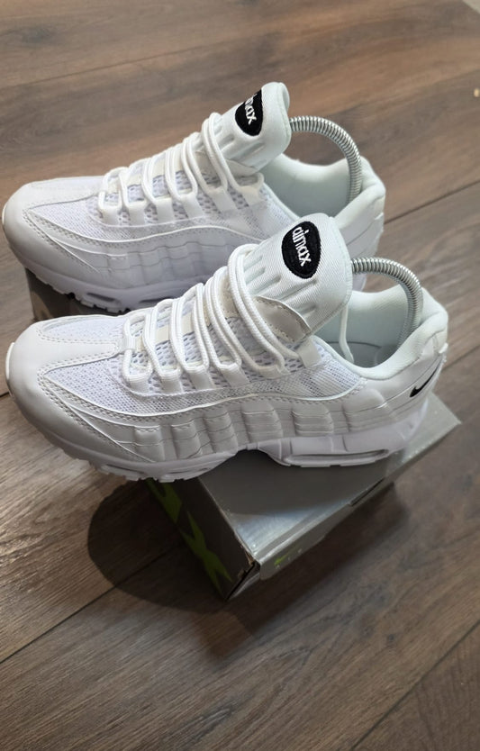 Air max 95 blanca  logo y lengueta negra