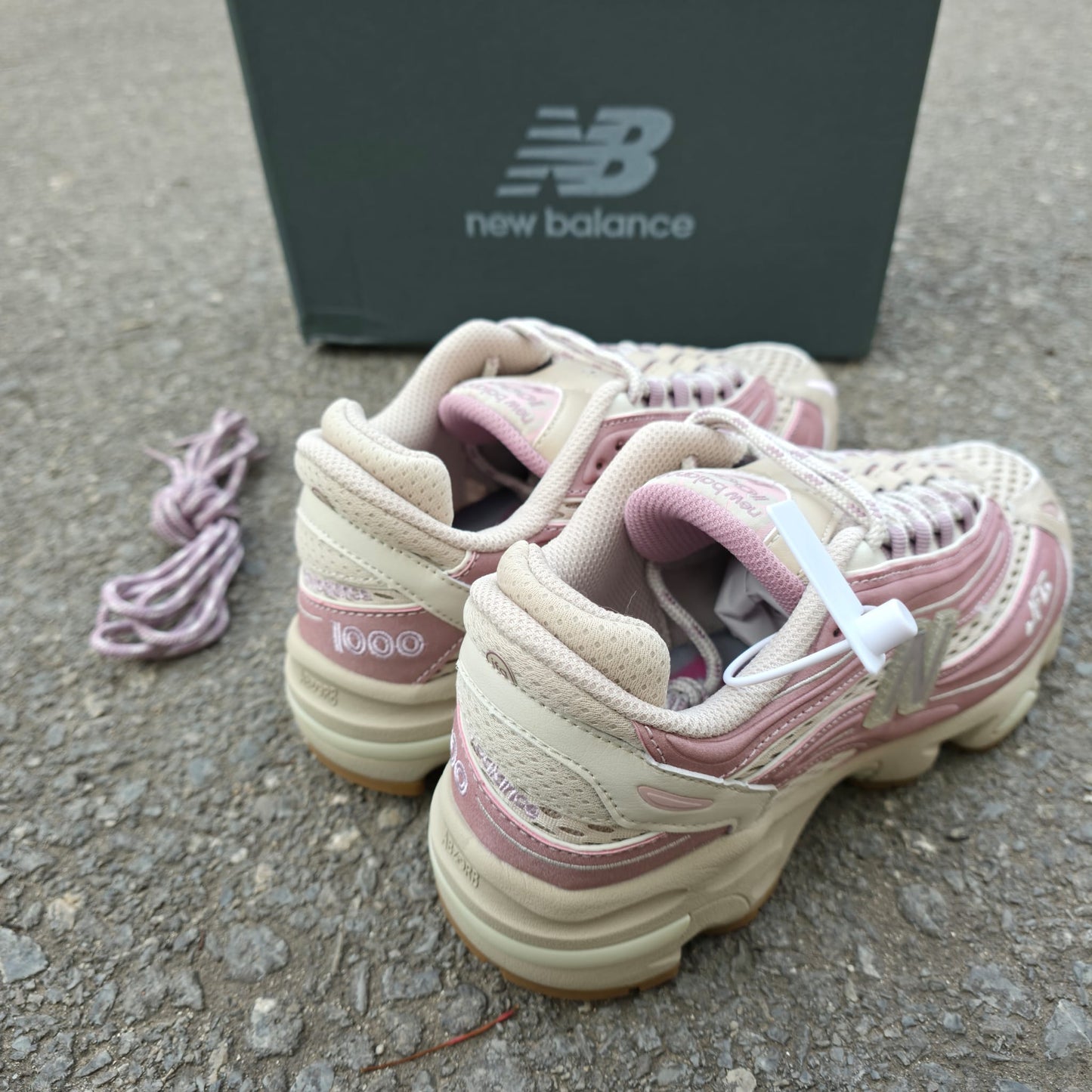 New balance 1000 rosas y crema logo gris contorno crema