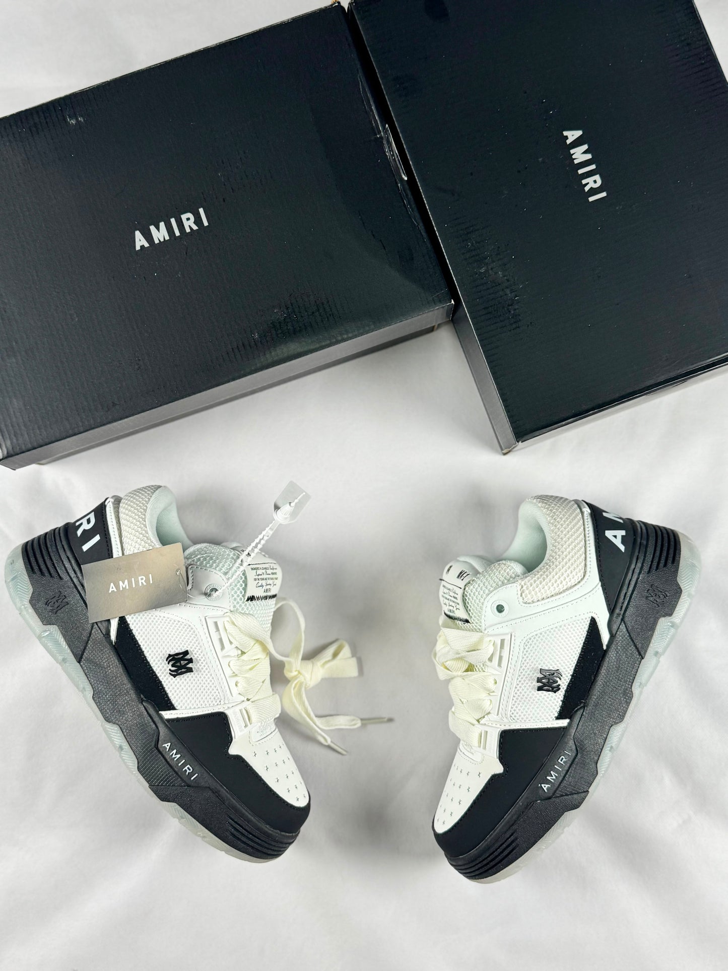 Amiri blancas y negras logo negro