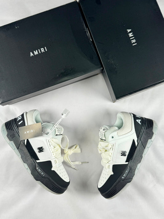 Amiri blancas y negras logo negro