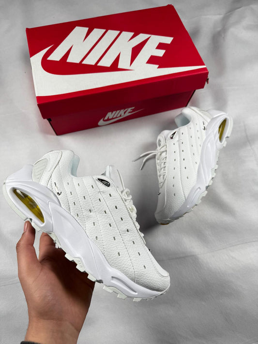 Nike nocta blanco logo plateado detalles dorados