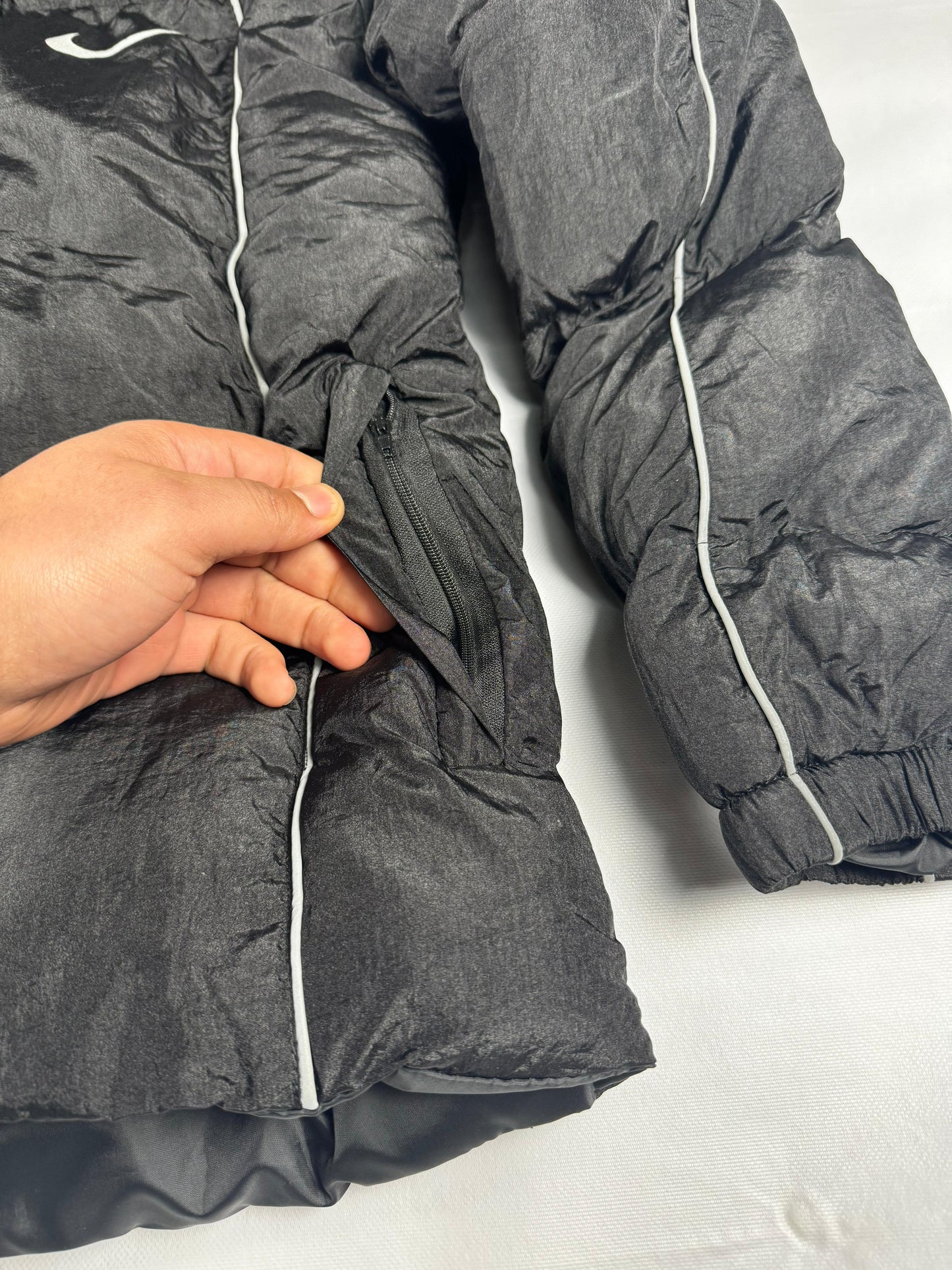 CHAQUETA NIKE NEGRA LOGO BLANCO