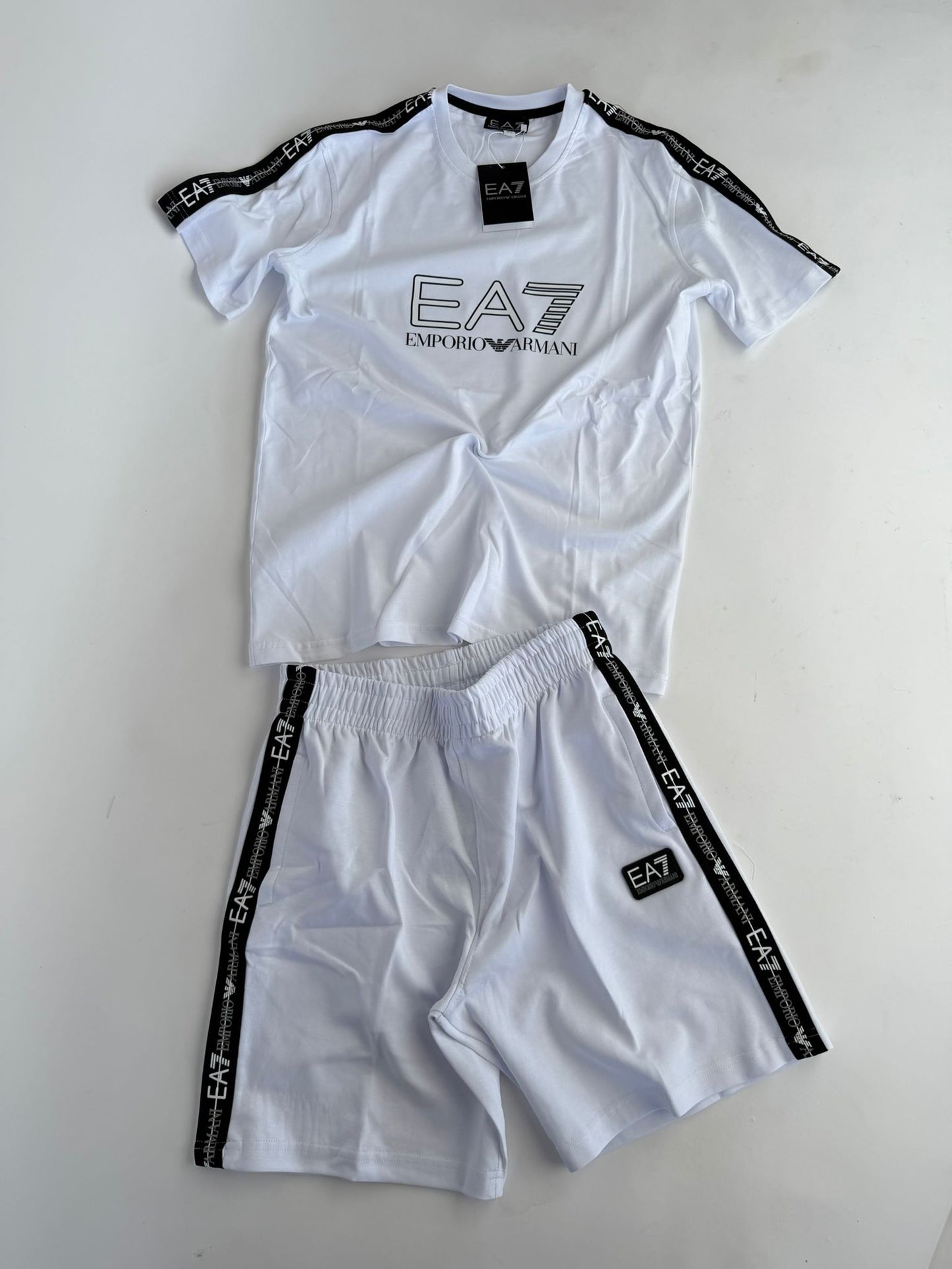 Conjunto corto armani blanco contorno negro