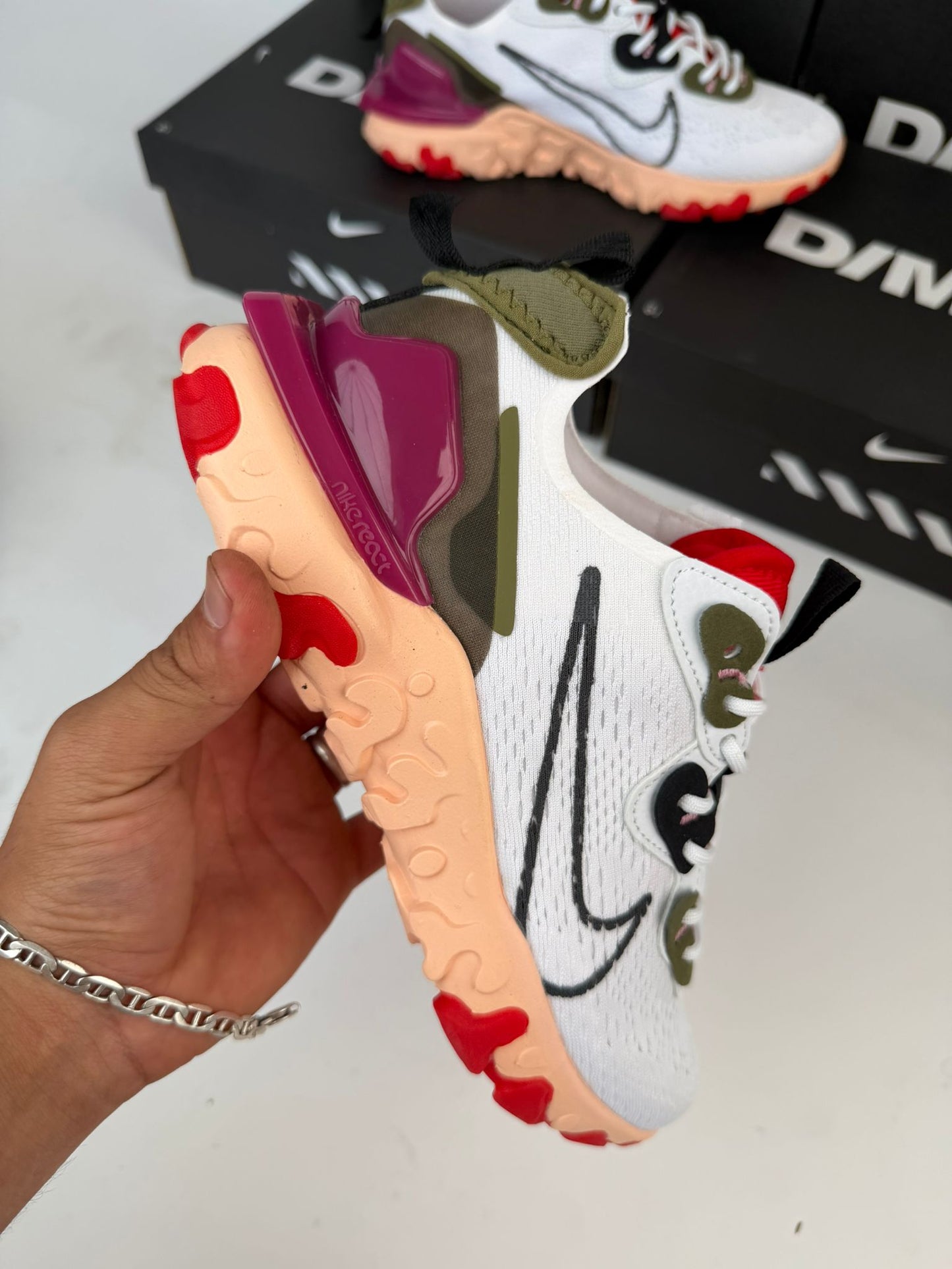 Nike react vision blancas logo negro detalles naranjas y rojos
