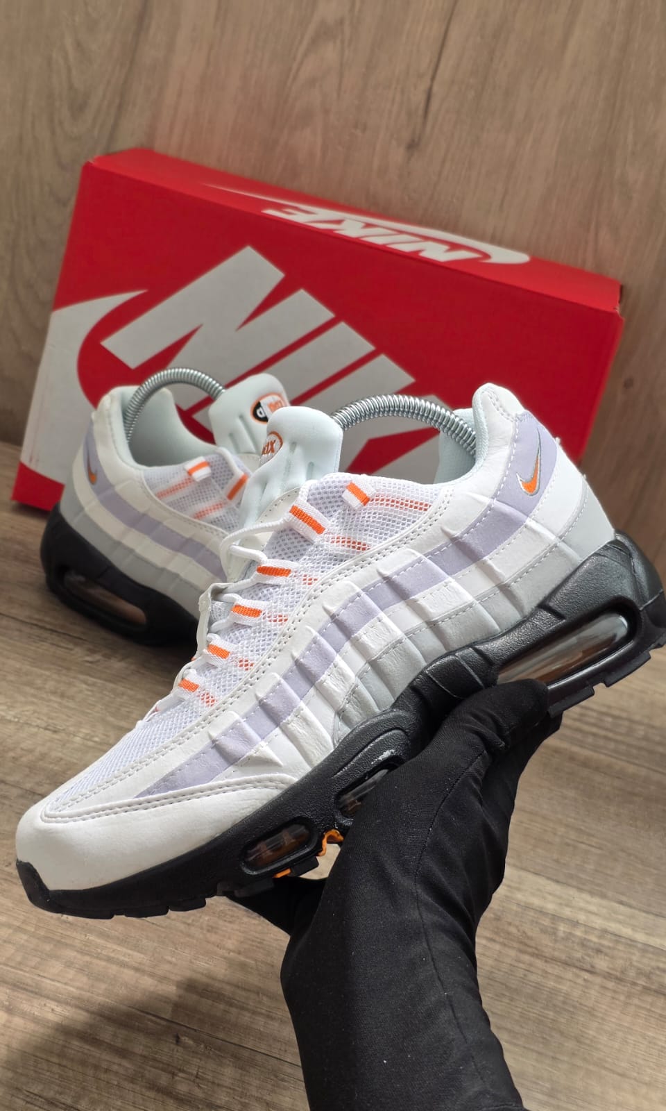 Air max 95 blanca logo naranja