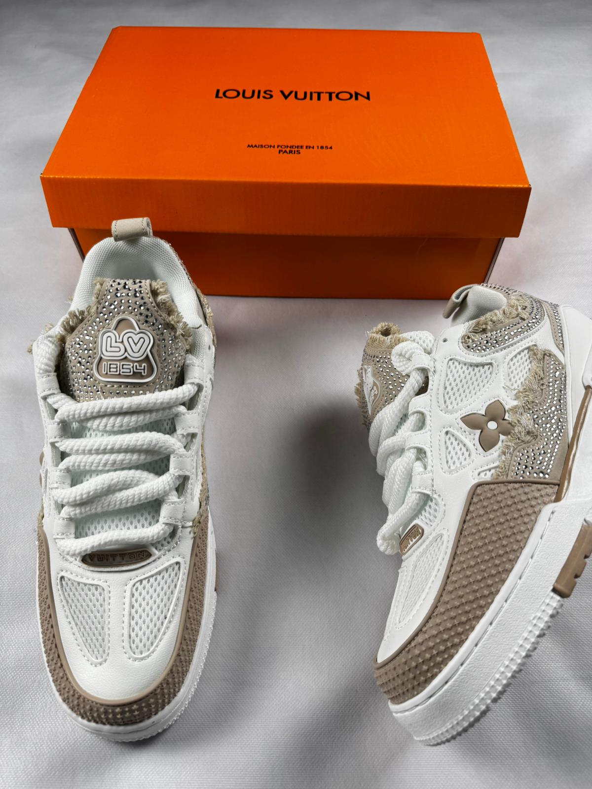 LV skate blancas y beige piedras brillantes