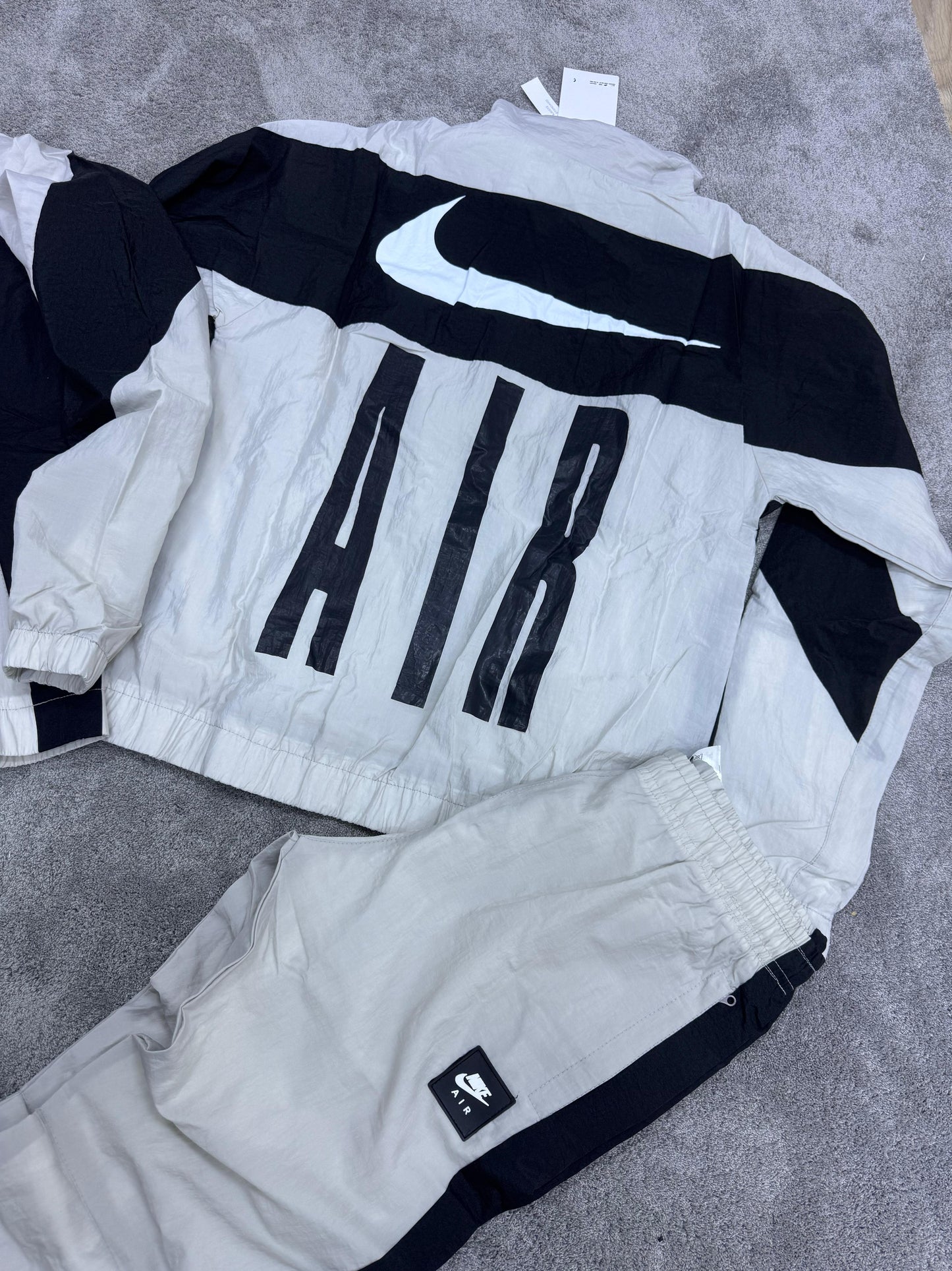 Chandal NIKE AIR beige logo blanco detallles negros