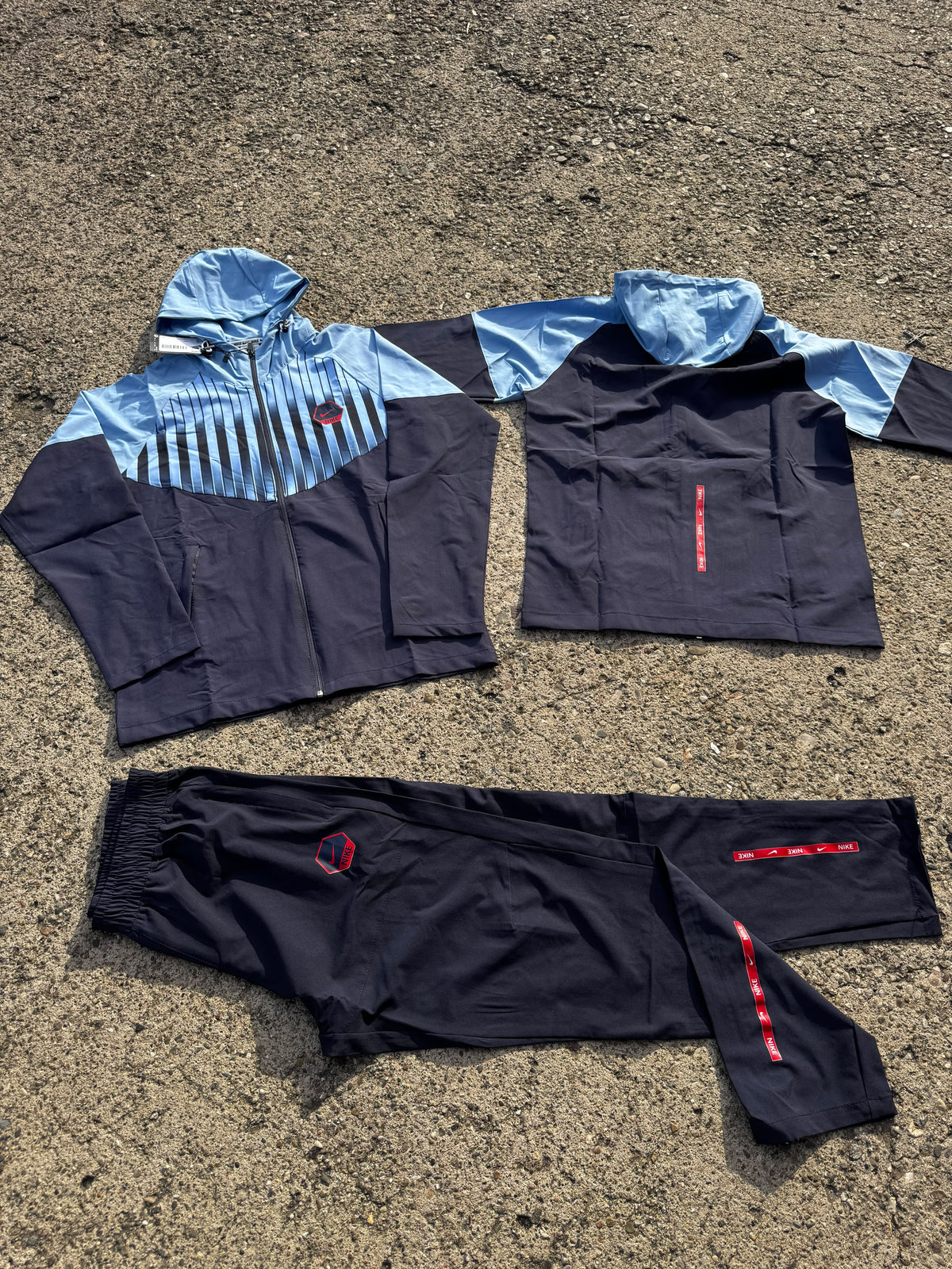 Chandal Nike azul detalles azules logo rojo y negro