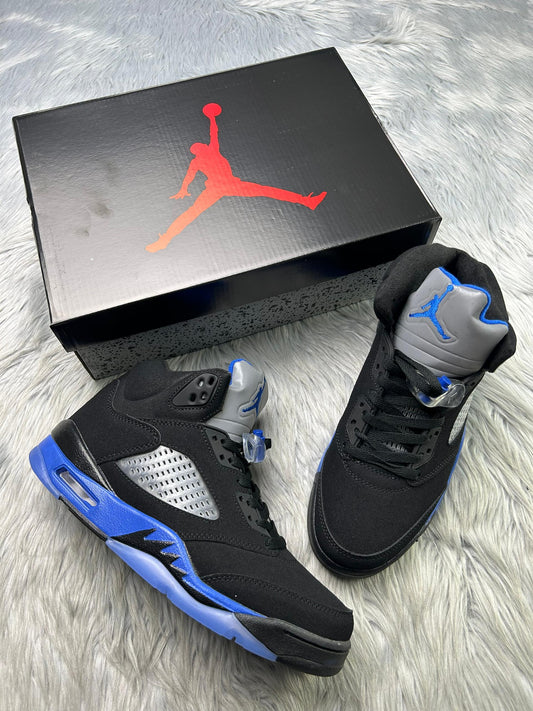 JORDAN 5 NEGRAS Y AZULES DETALLES PLATEADAS