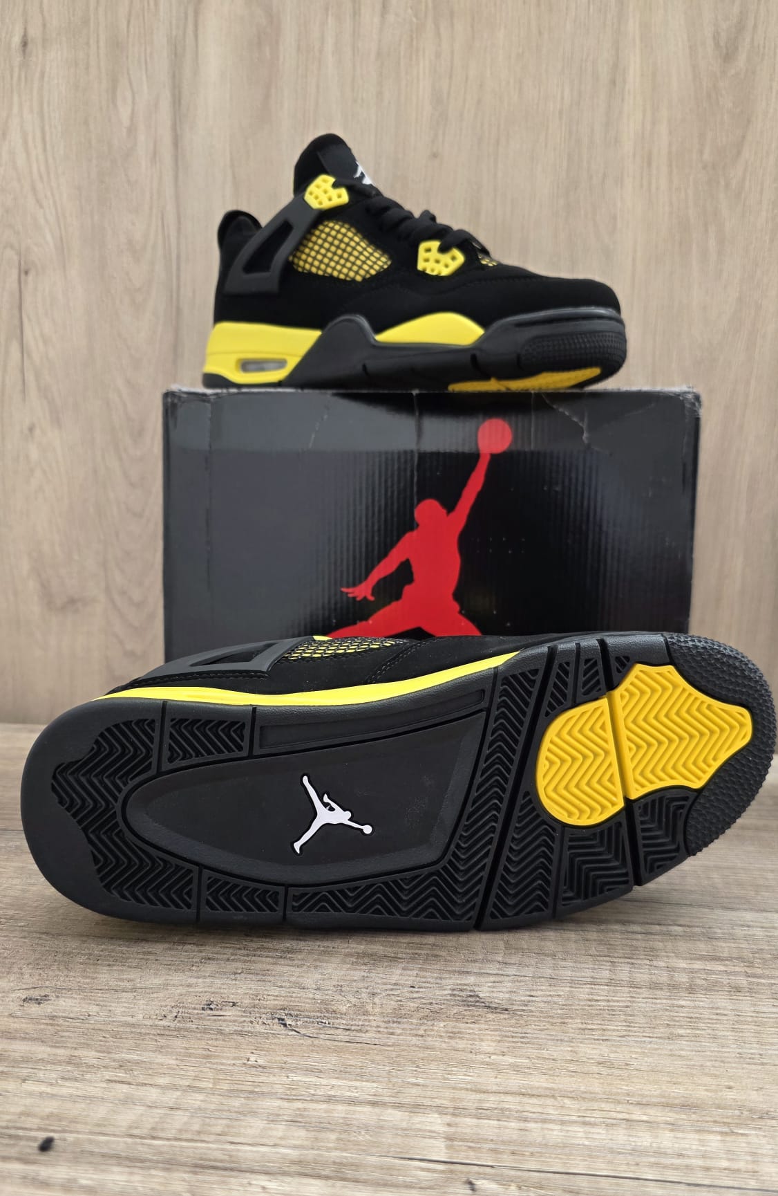 Jordan 4 negra suela amarilla