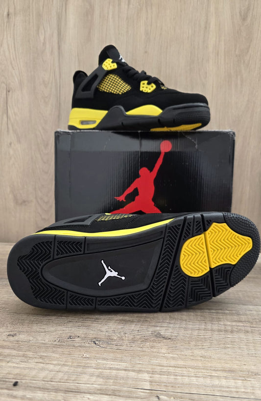 Jordan 4 negra suela amarilla