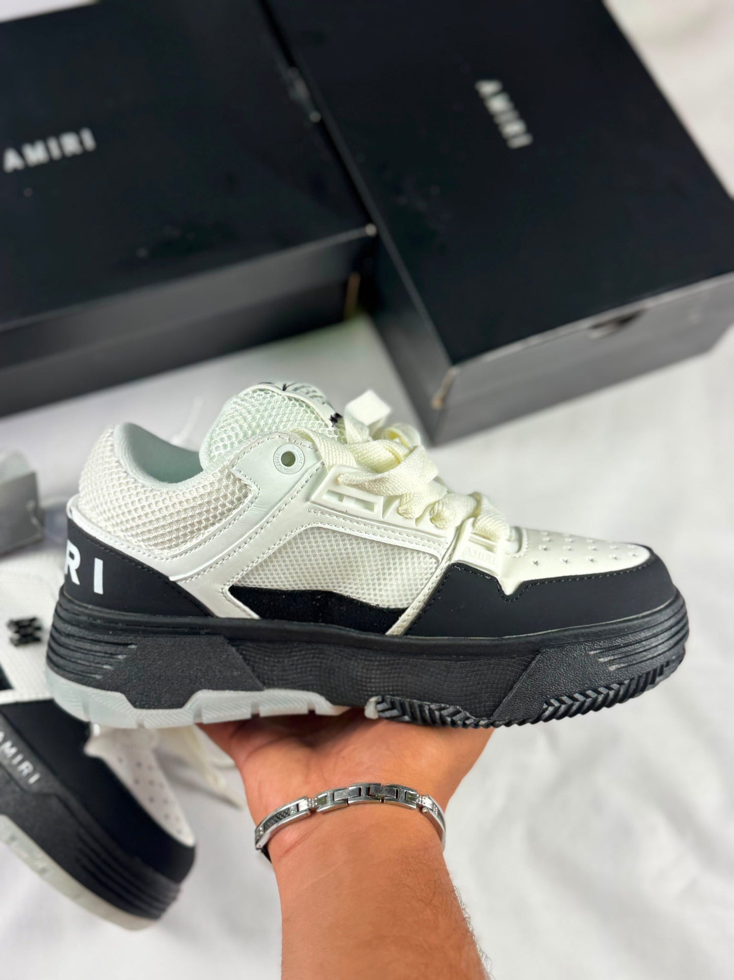 Amiri blancas y negras logo negro