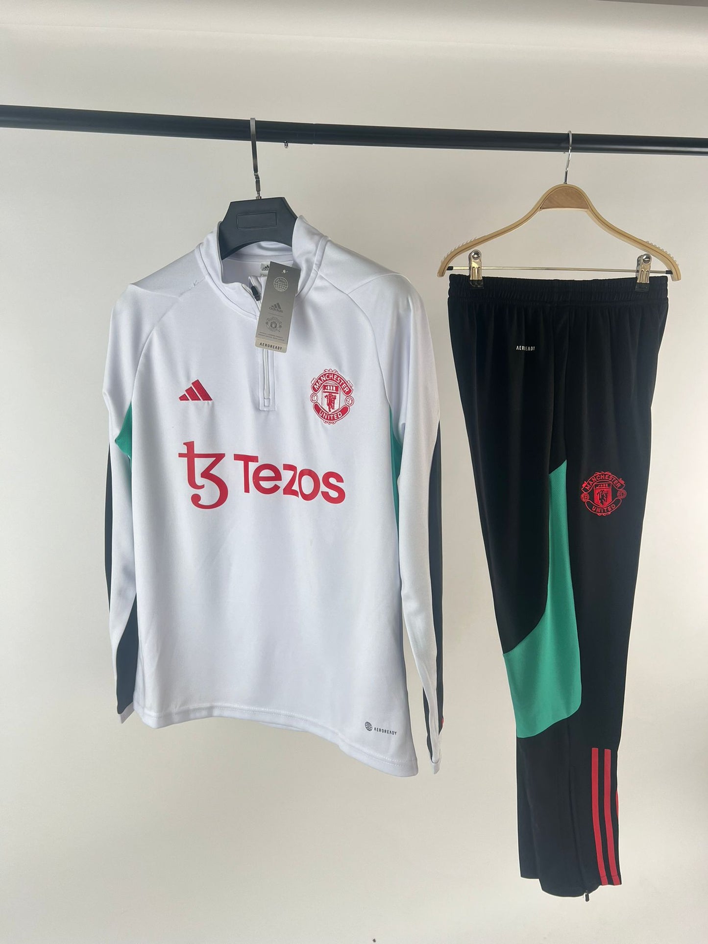 Chandal Manchester United blanco detalles negros y rojos