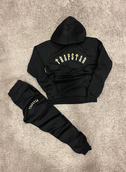 CHANDAL TRAPSTAR NEGRO LOGO AMARILLO Y BLANCO