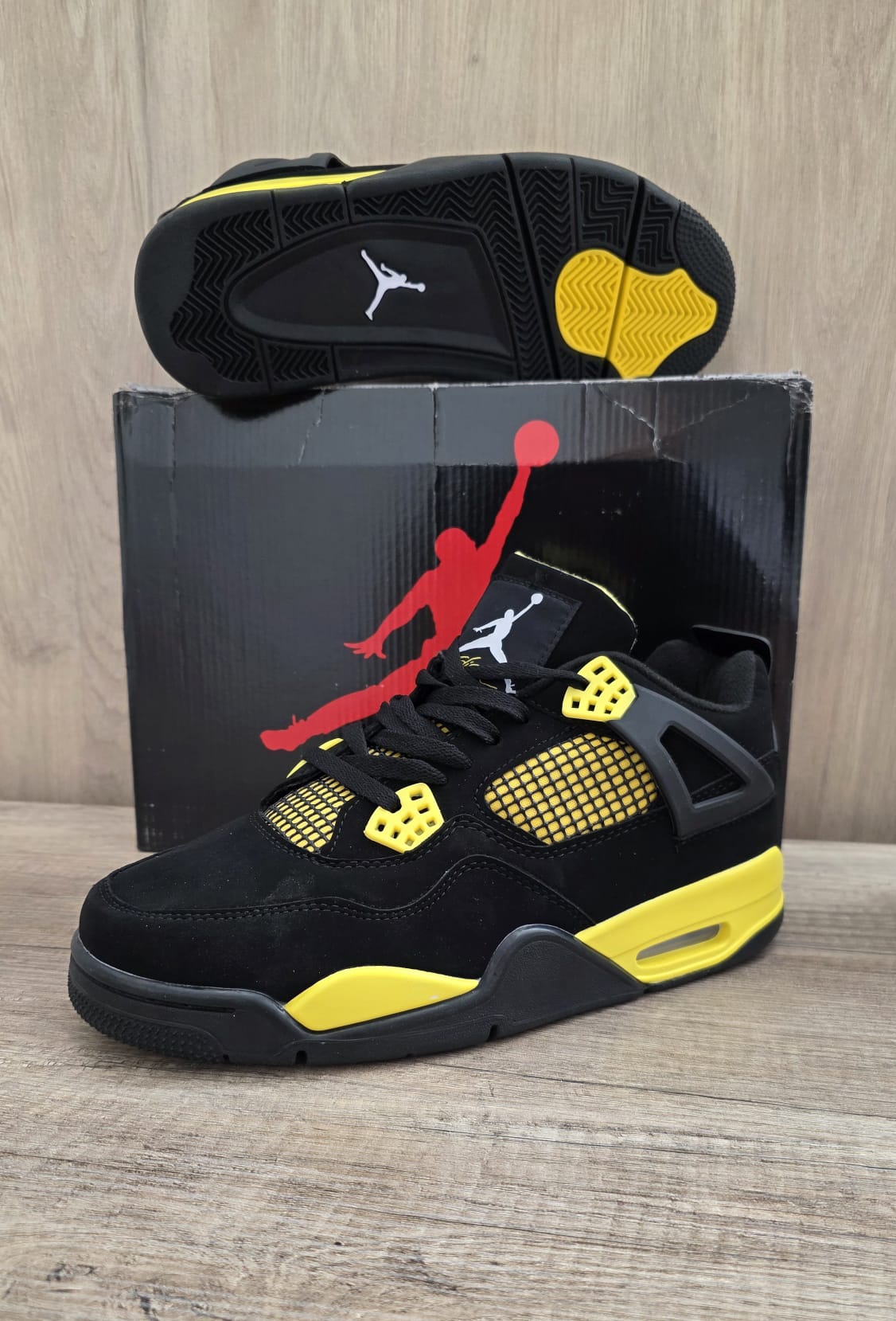 Jordan 4 negra suela amarilla