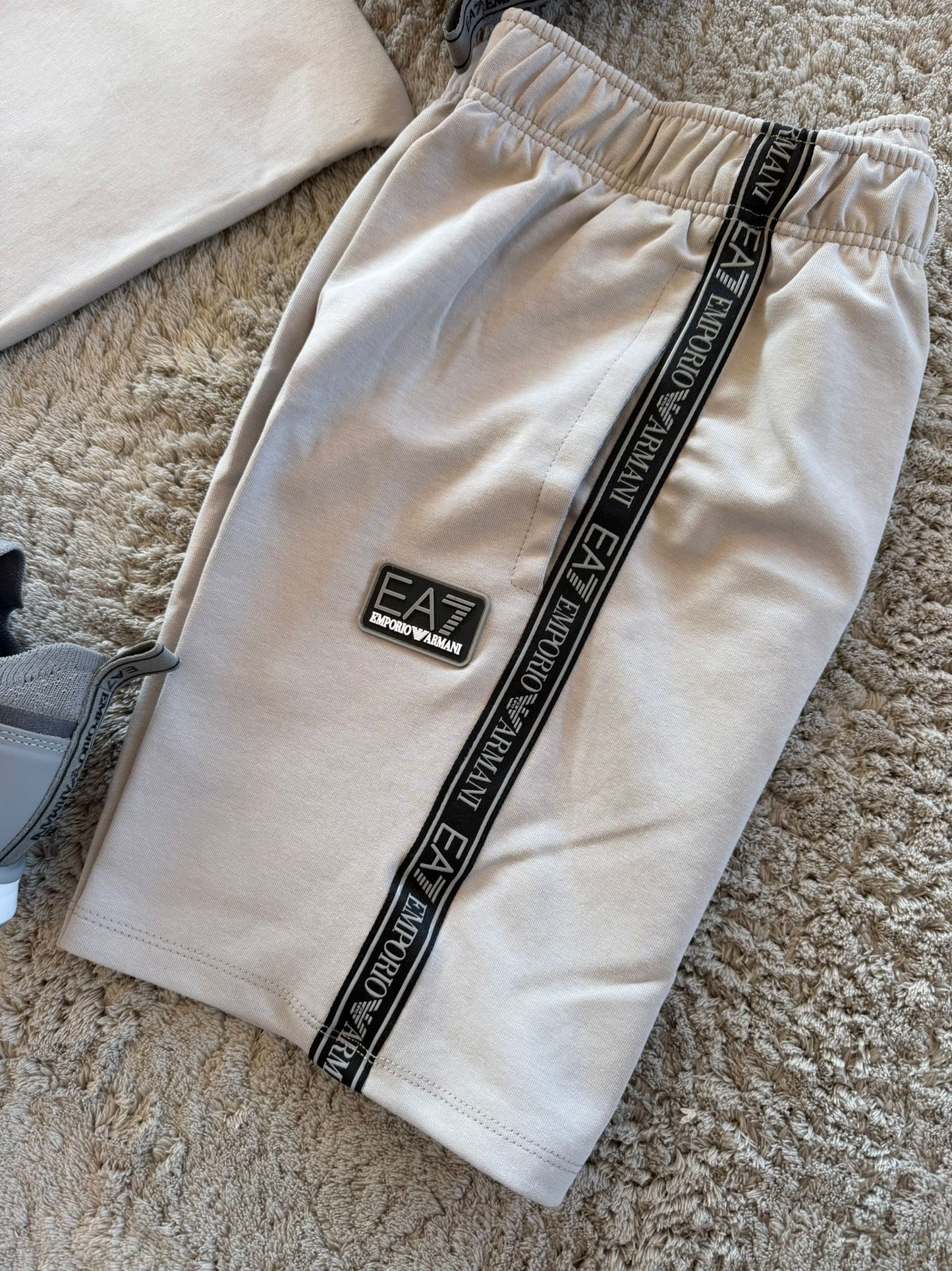 Conjunto corto armani gris logo negro detalles blancos