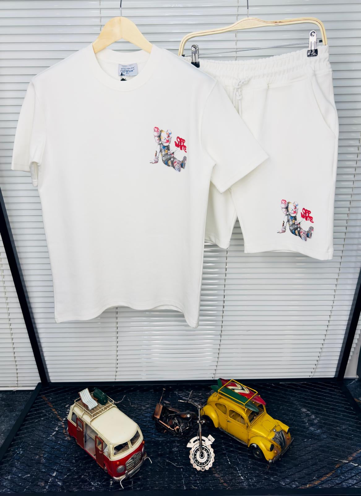 Conjunto OFF WHITE blanco detalles rojos